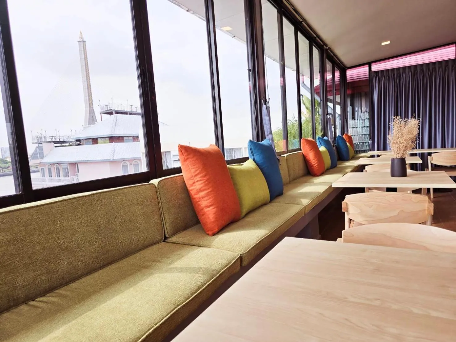 Restaurant/places to eat in Red Door Samsen Hotel, Bangkok