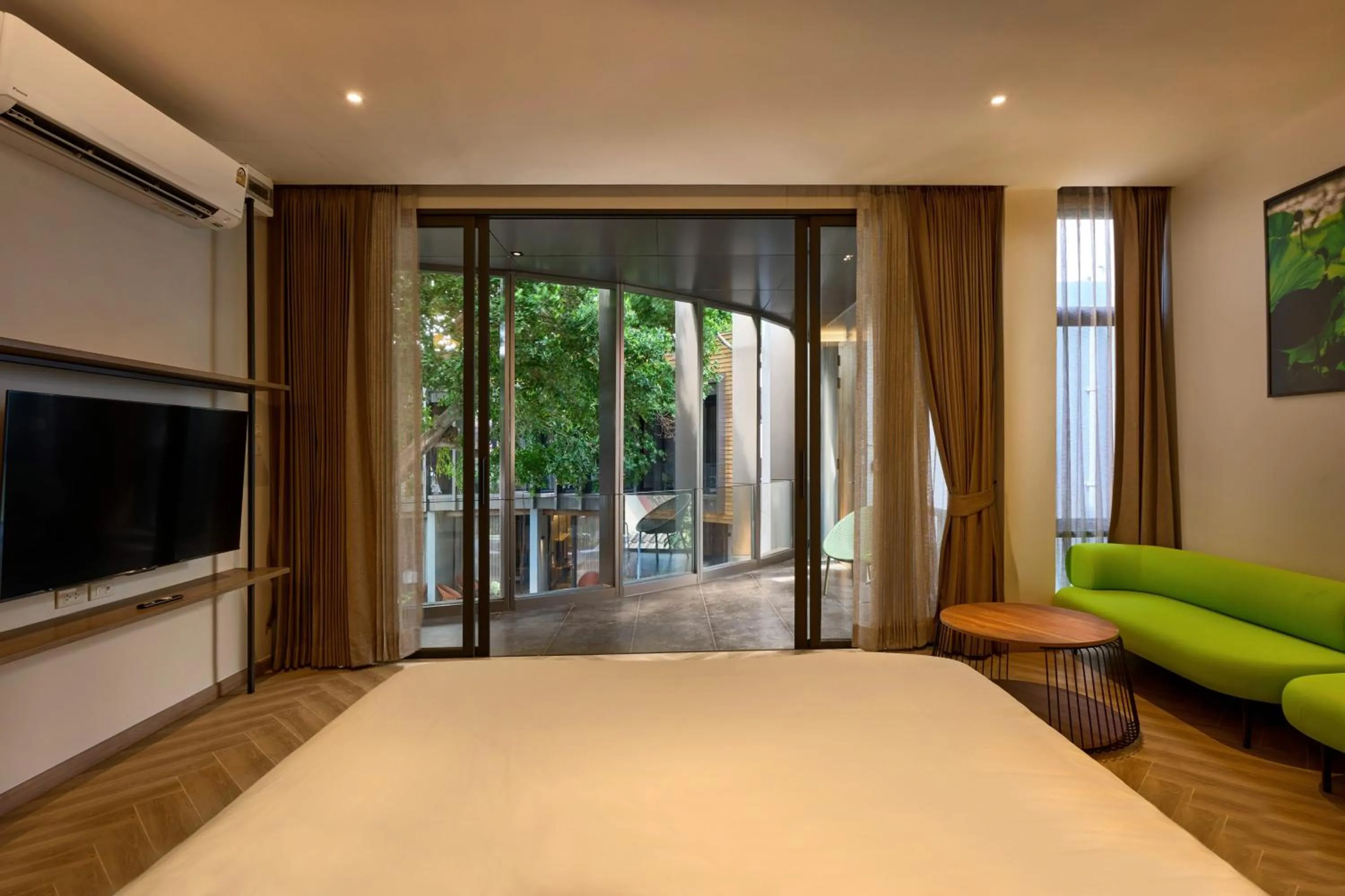 Bedroom, Bed in Red Door Samsen Hotel, Bangkok