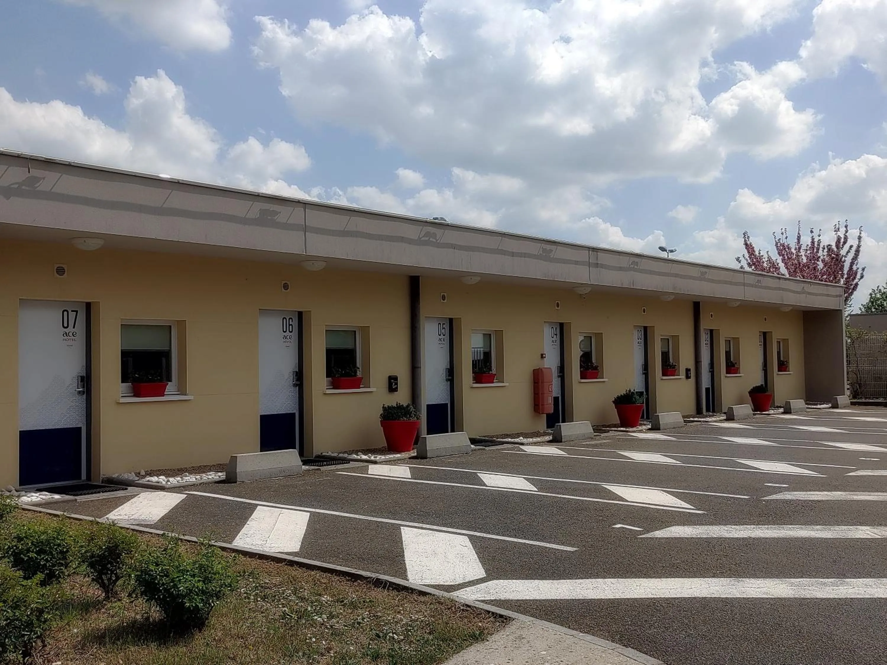 Property building in ACE Hôtel Travel Athée sur Cher - A85 Aire du Val de Cher