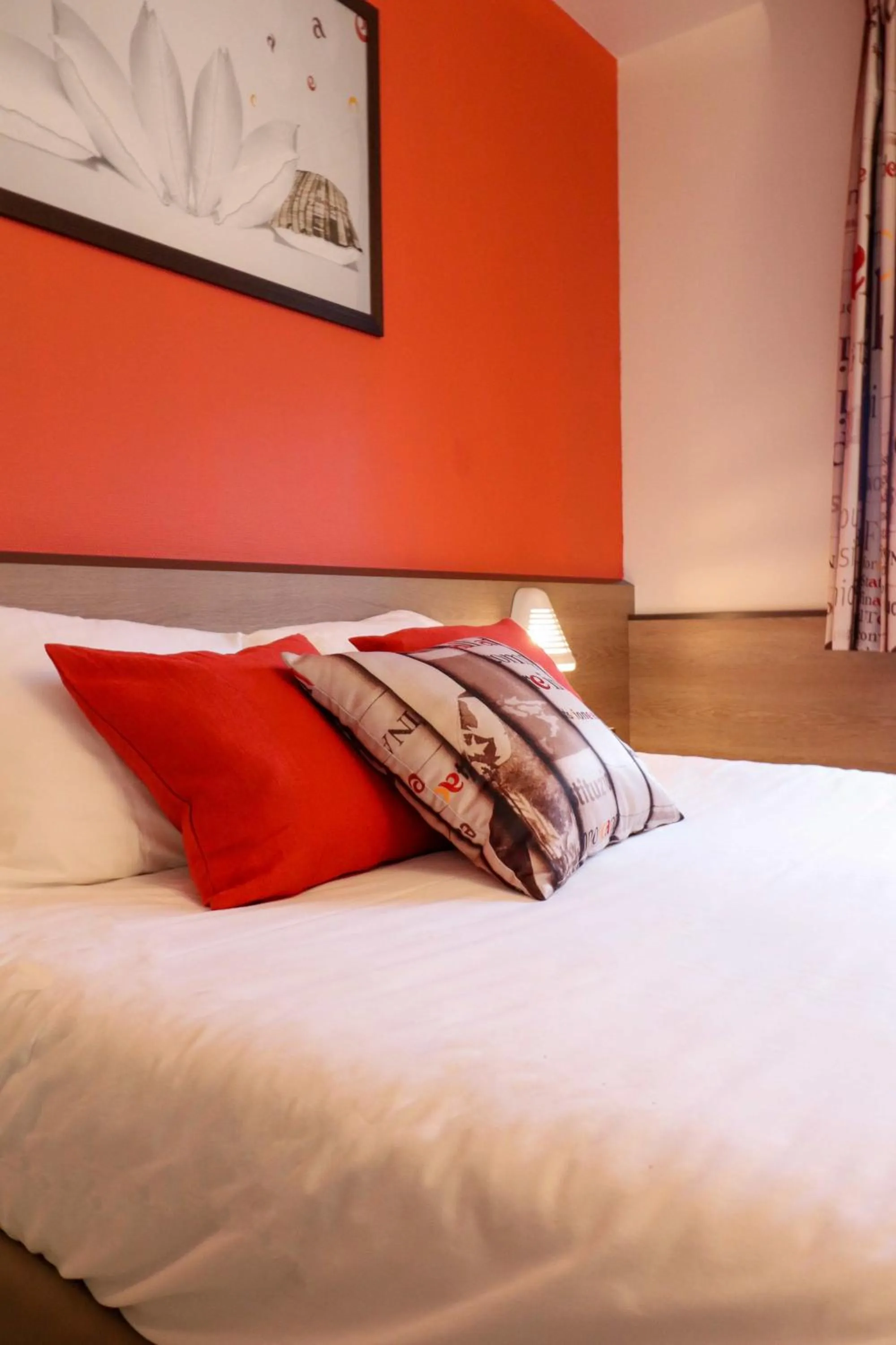 Decorative detail, Bed in ACE Hôtel Travel Athée sur Cher - A85 Aire du Val de Cher