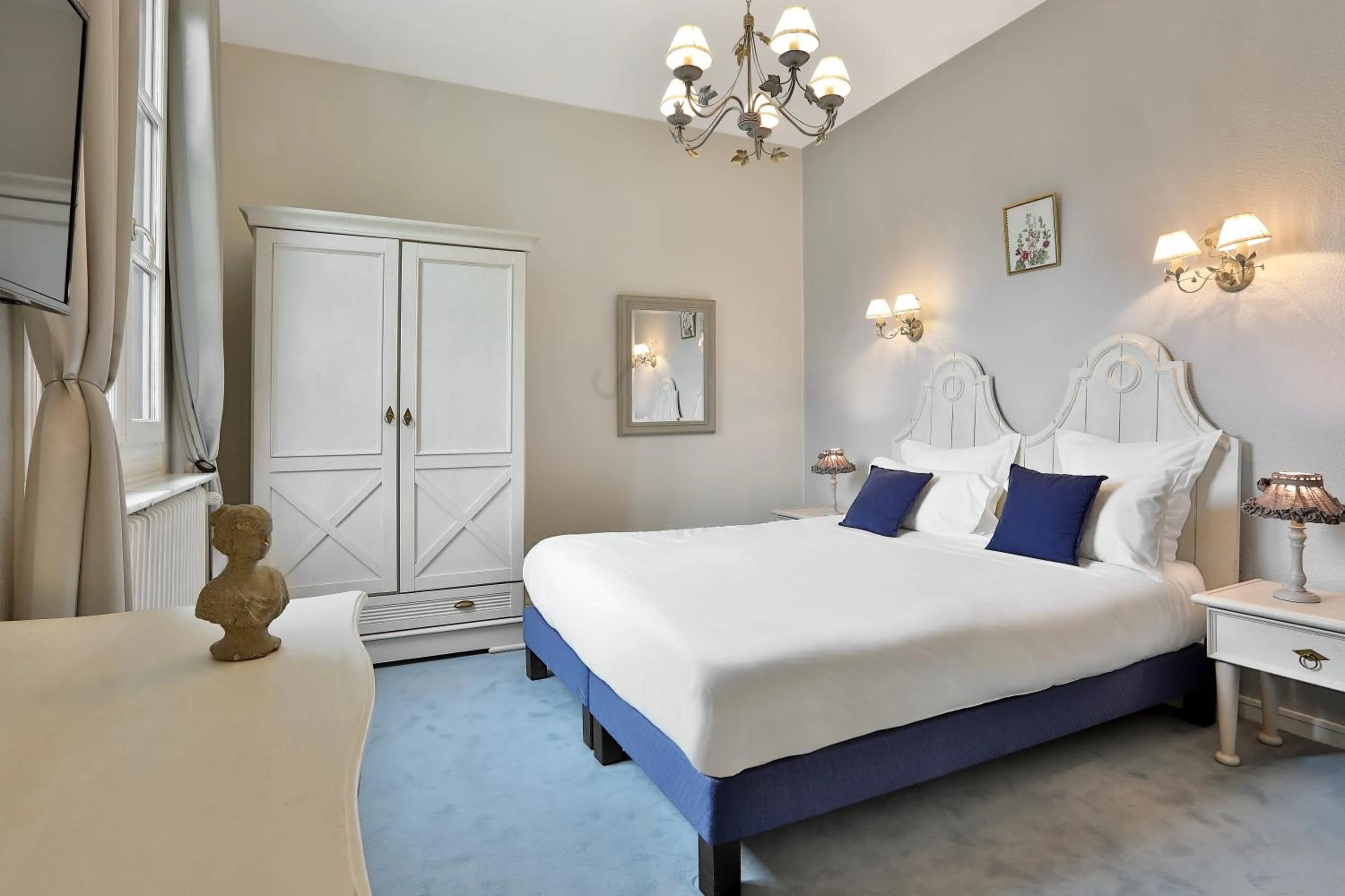 Photo of the whole room, Bed in Hotel Restaurant Charbonnel