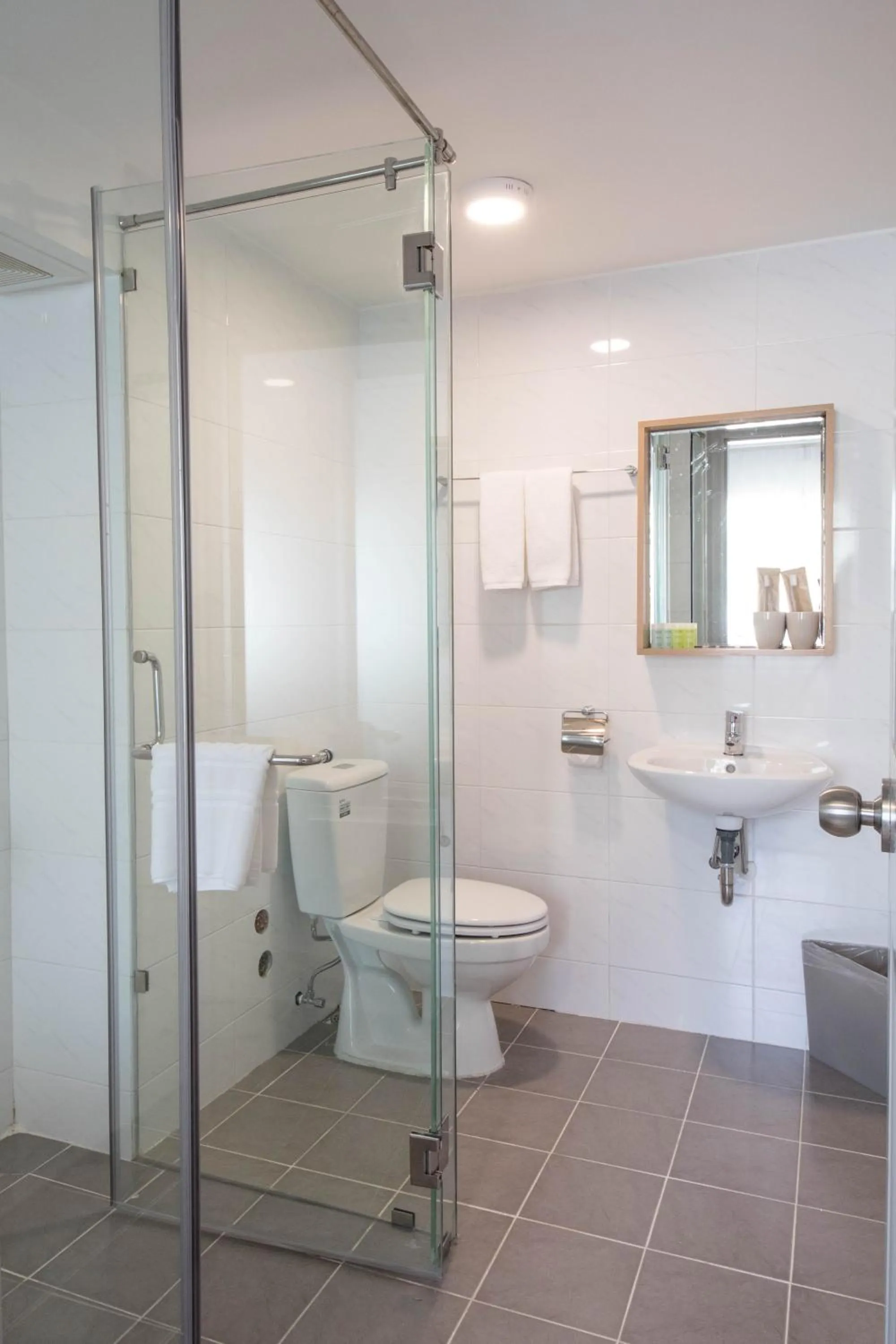 Shower in Common Inn Thao Dien