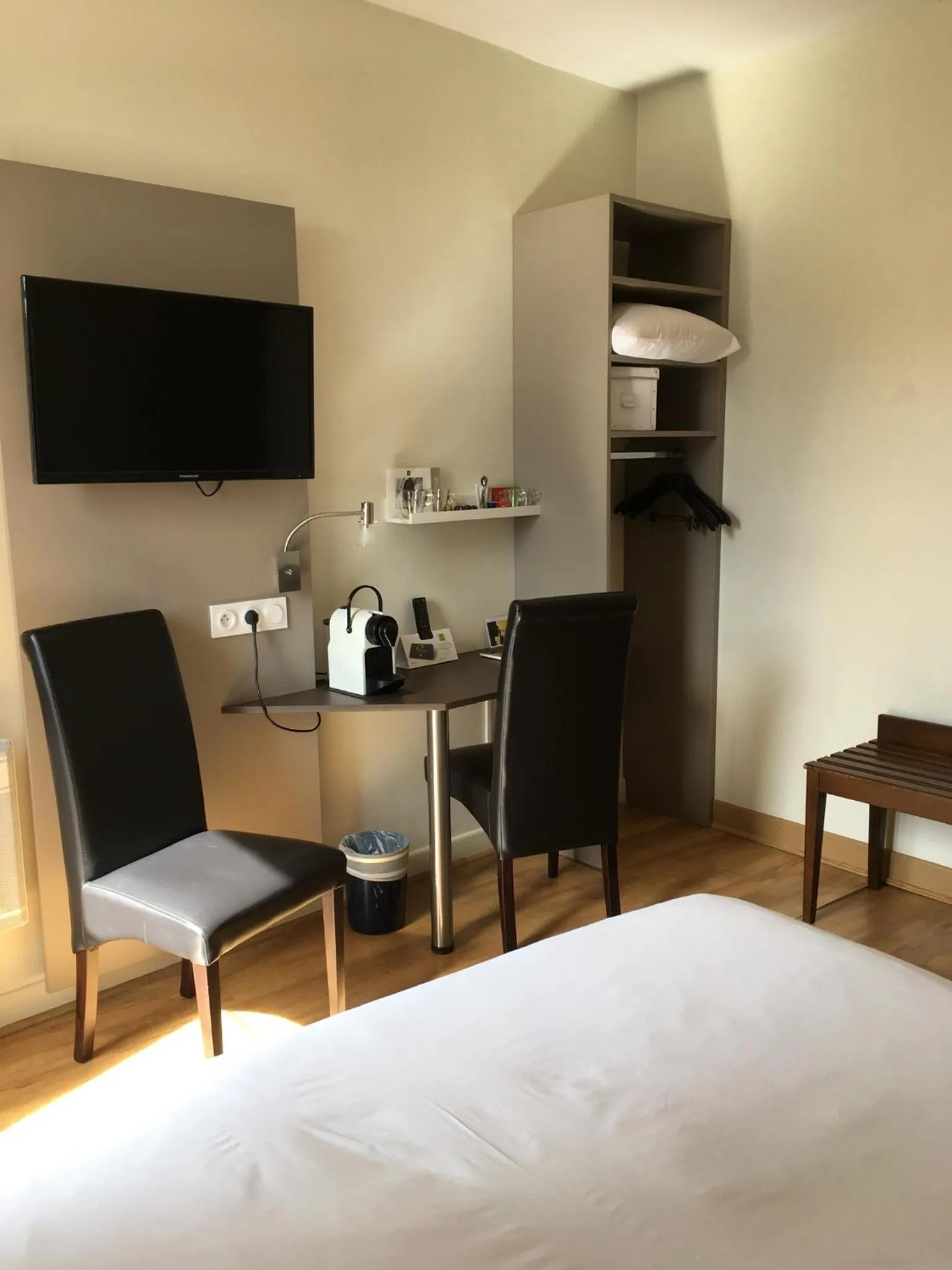 Coffee/tea facilities in Logis Hôtel Restaurant La Bastide