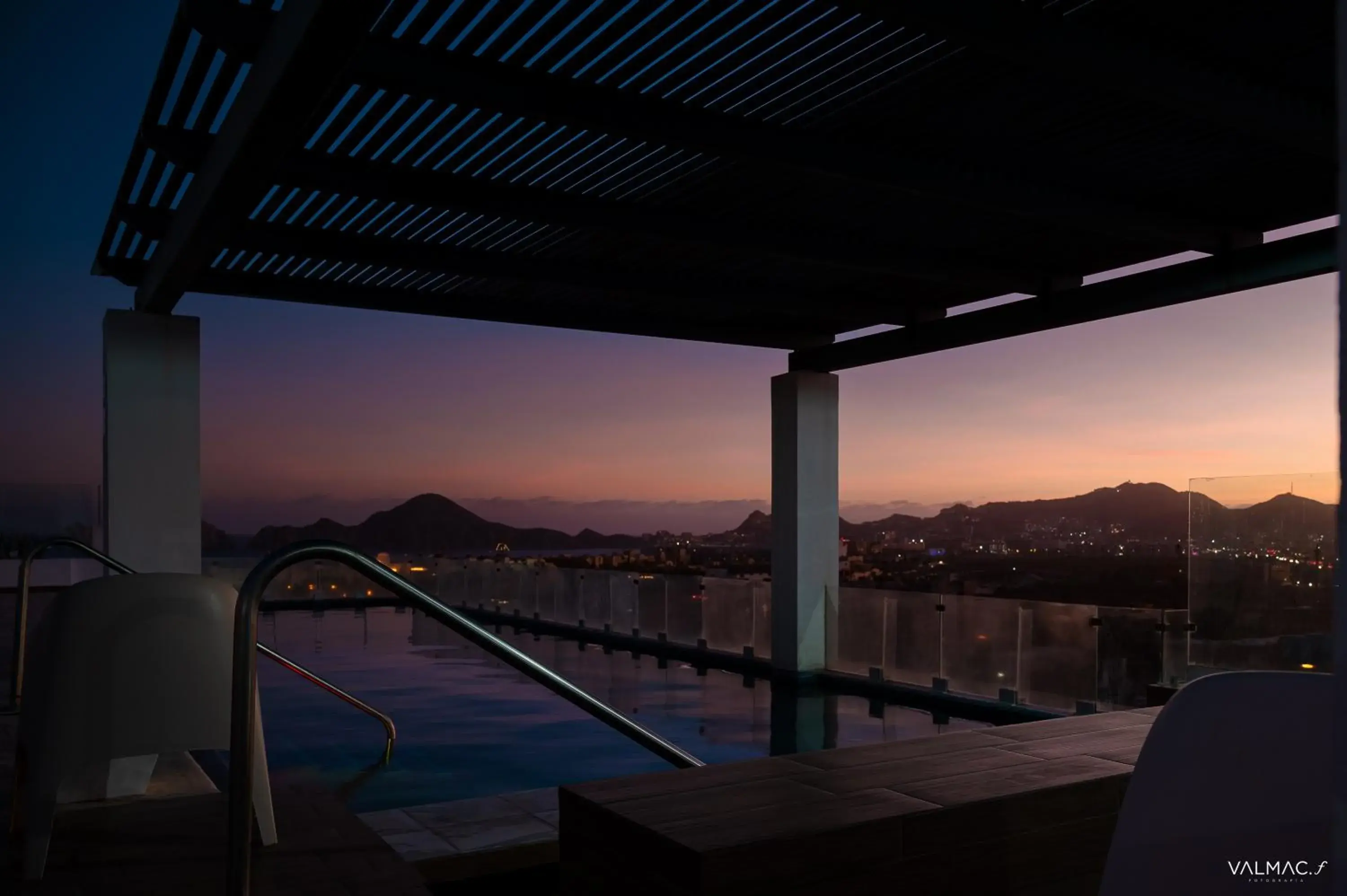 Swimming pool in Comfort Inn & Suites Los Cabos Swimming pool in Comfort Inn & Suites Los Cabos