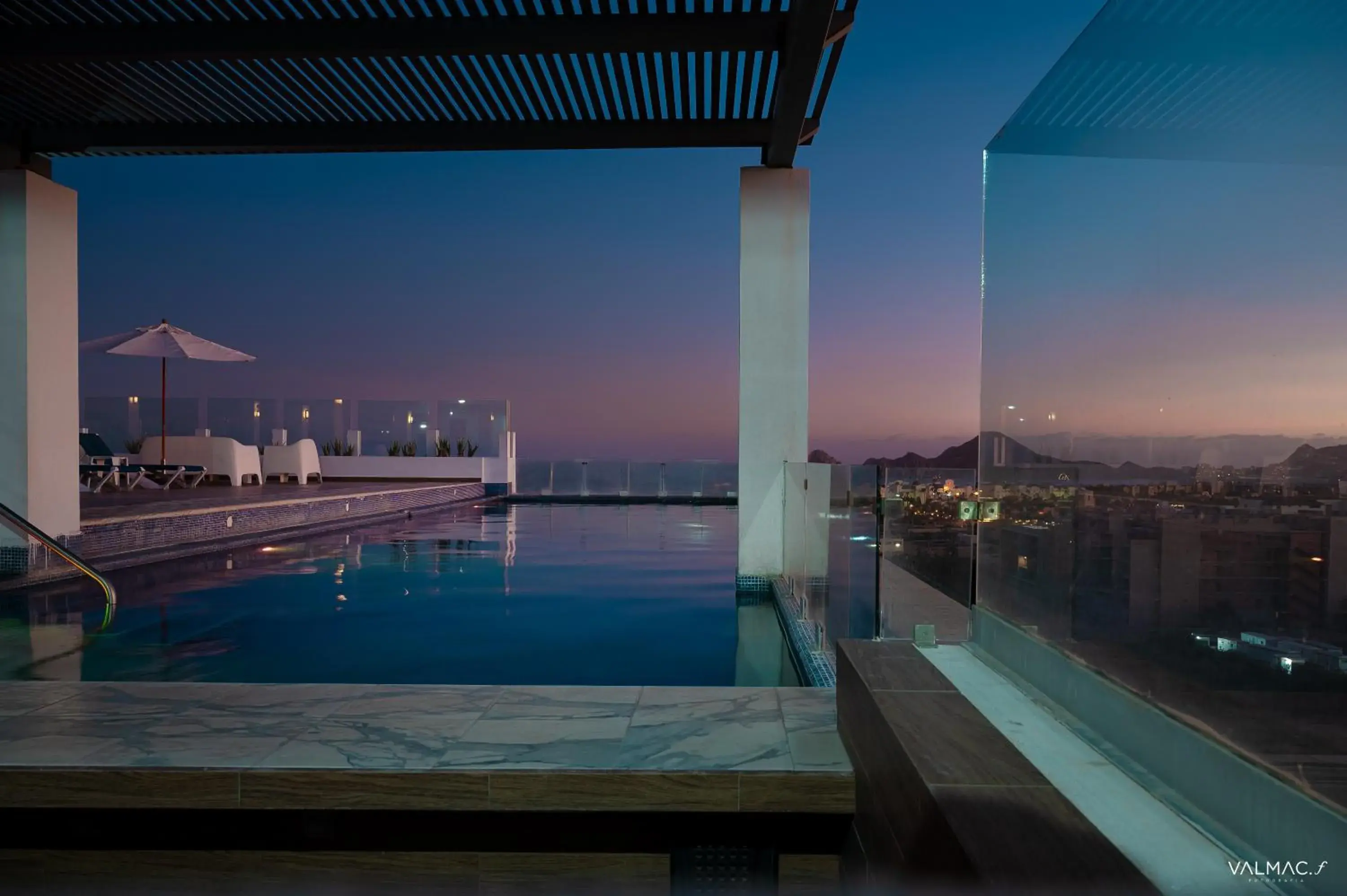 Swimming pool in Comfort Inn & Suites Los Cabos Swimming pool in Comfort Inn & Suites Los Cabos