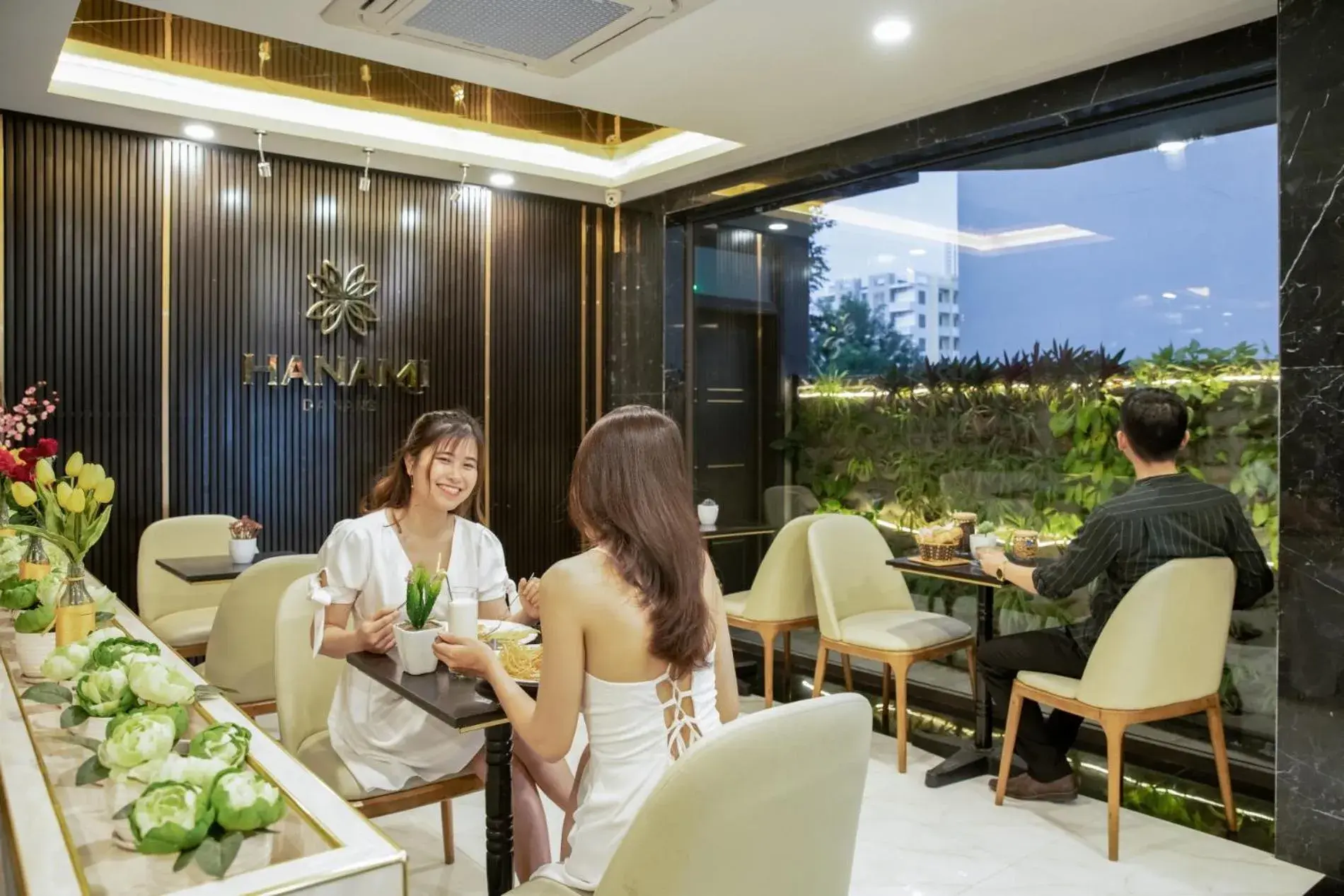 Restaurant/places to eat in Hanami Hotel Danang Restaurant/places to eat in Hanami Hotel Danang
