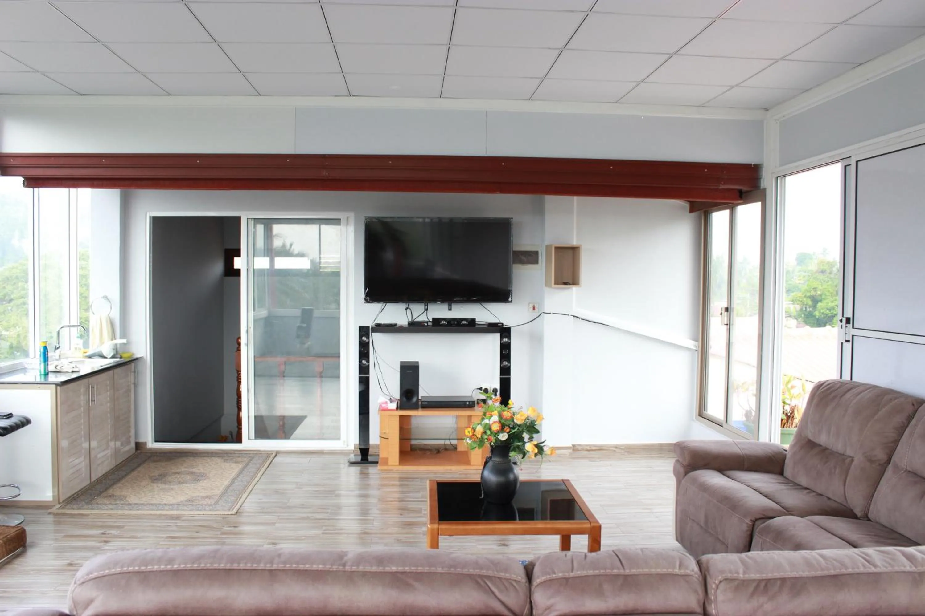 Communal lounge/ TV room in Resident View Homestay