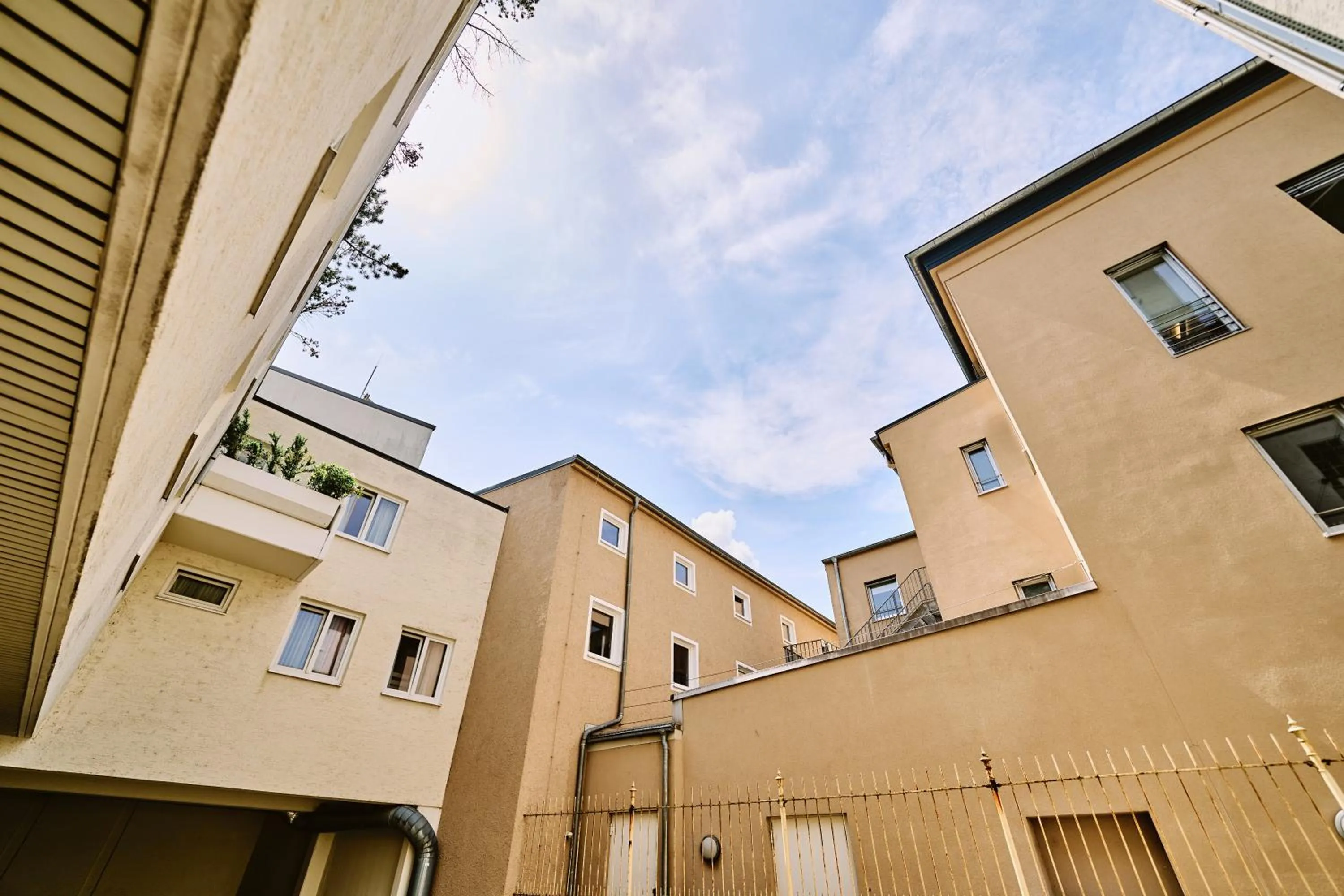 Property building in Herdegen Rooms - Self Check-in