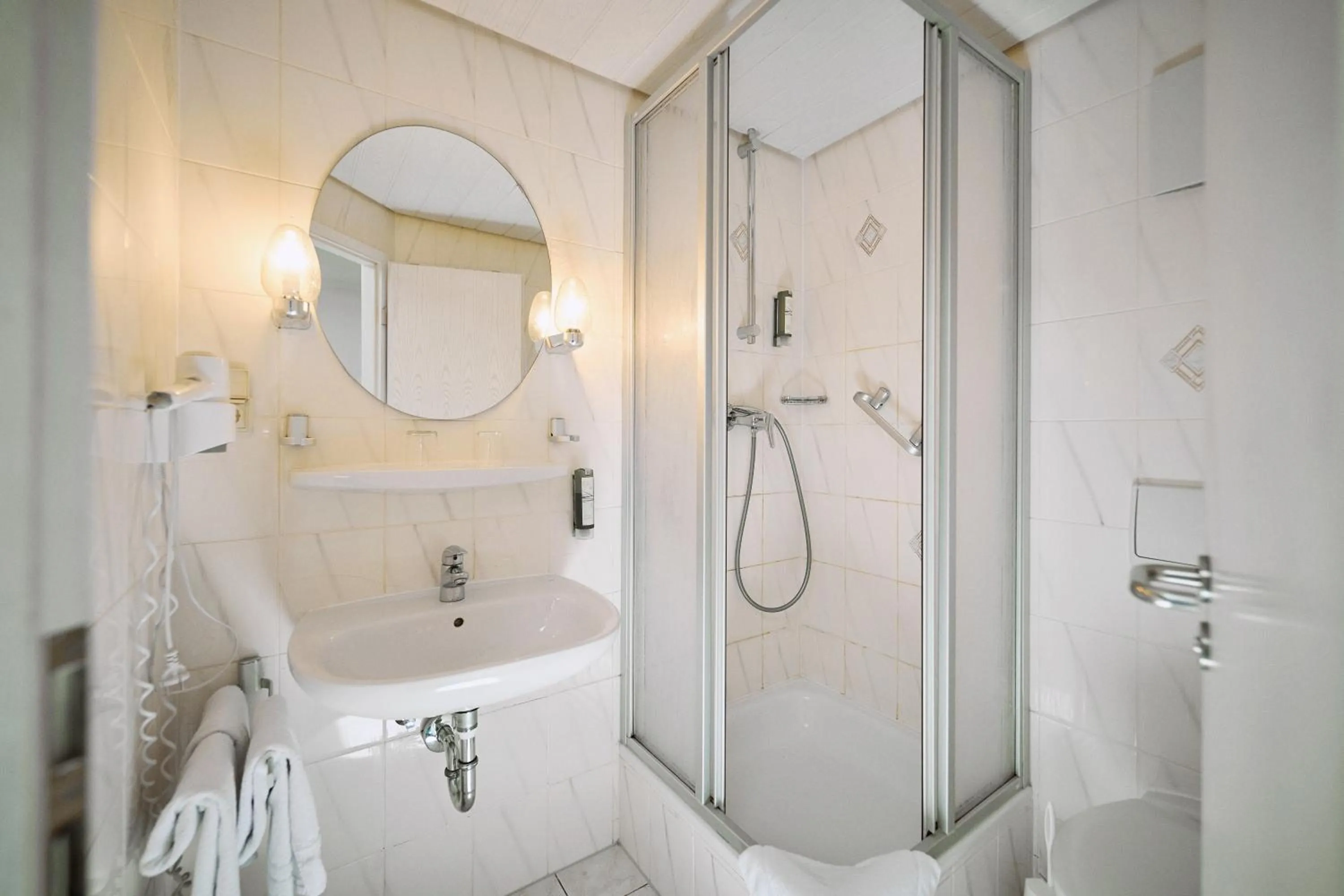 Shower in Herdegen Rooms - Self Check-in