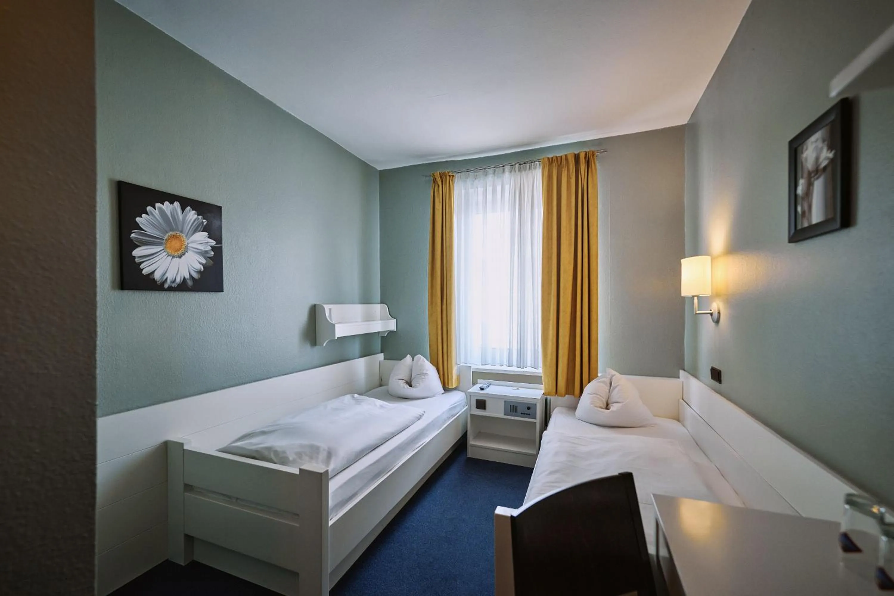 Photo of the whole room, Bed in Herdegen Rooms - Self Check-in