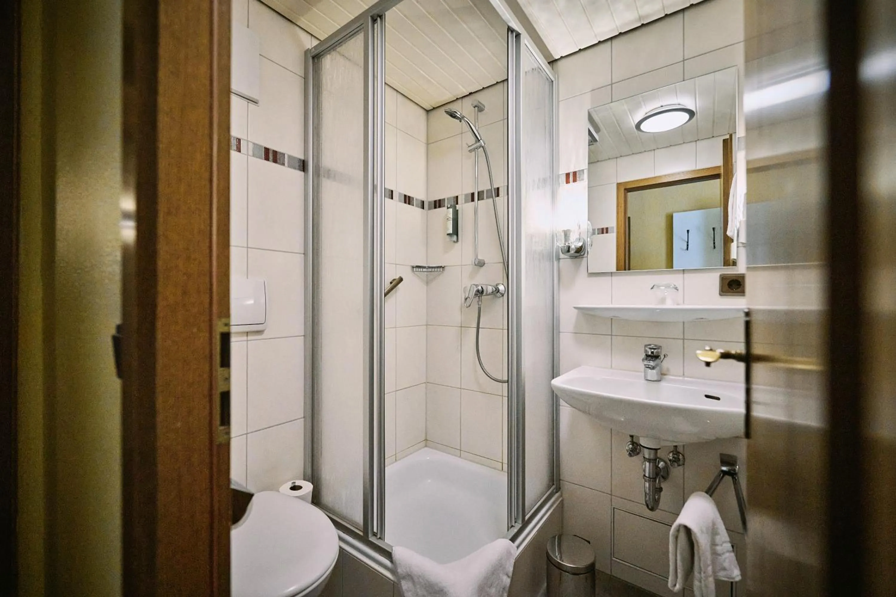 Shower in Herdegen Rooms - Self Check-in