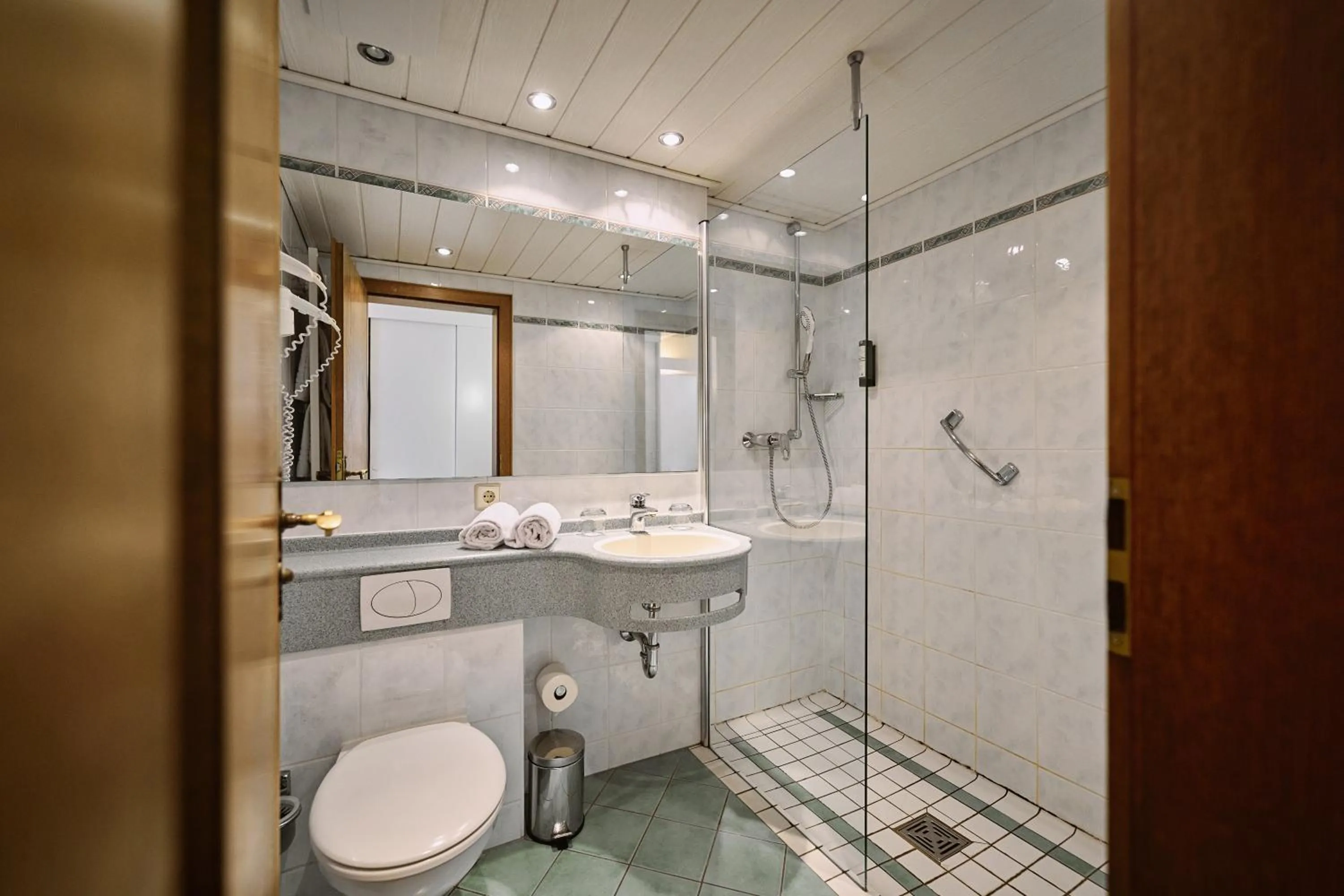 Shower in Herdegen Rooms - Self Check-in