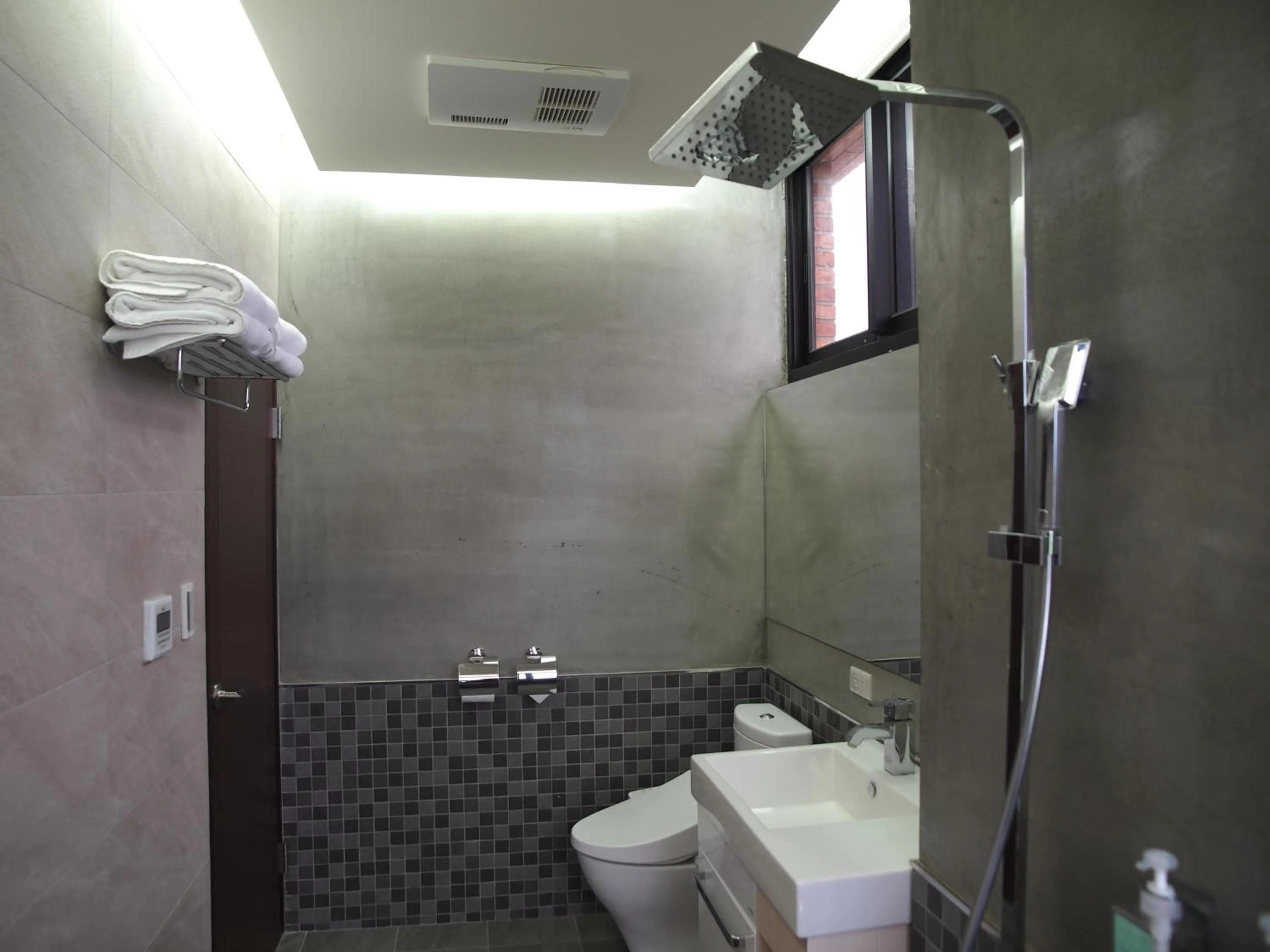 Shower in Enjoy Sanheyuan