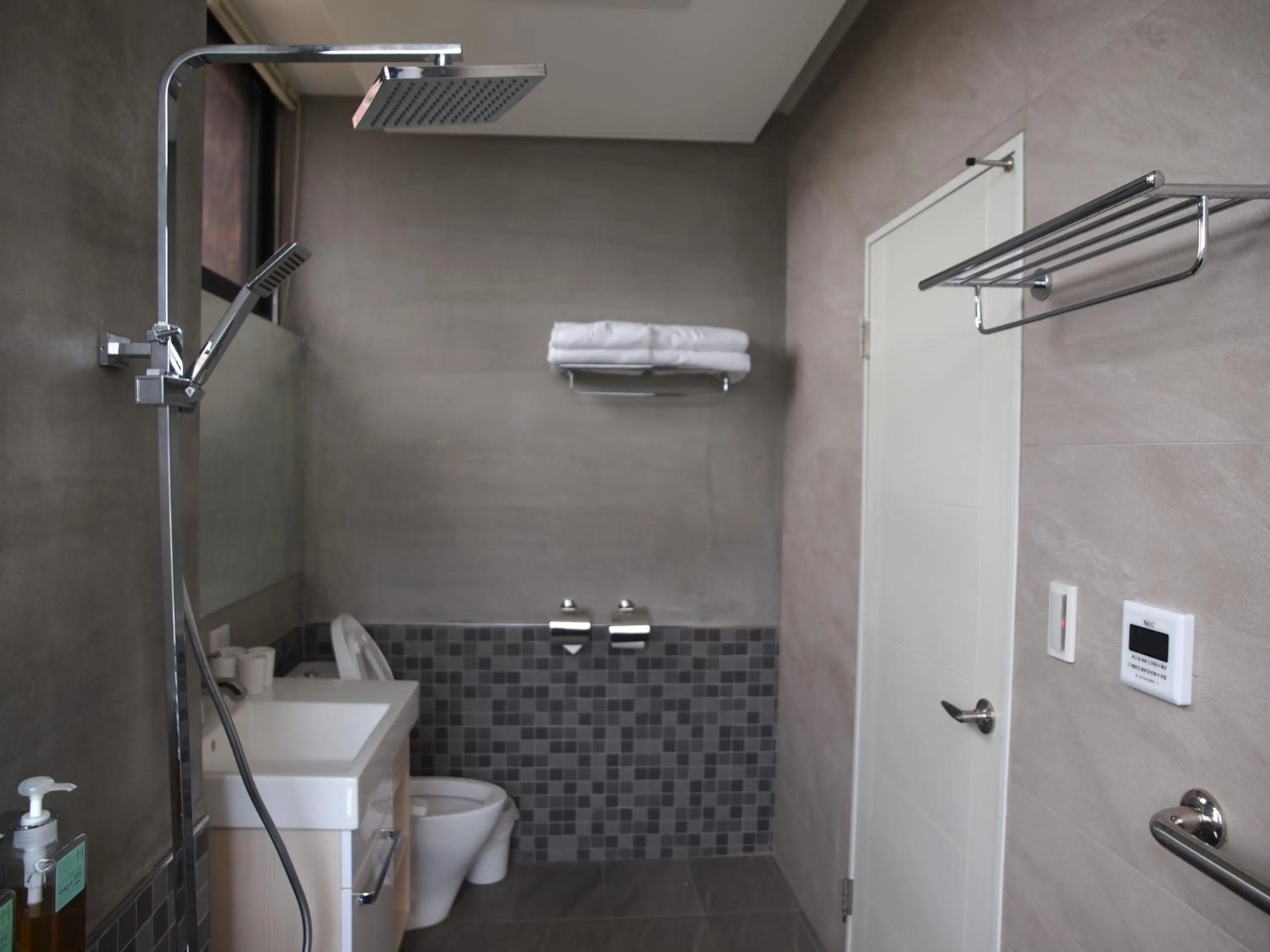 Shower in Enjoy Sanheyuan