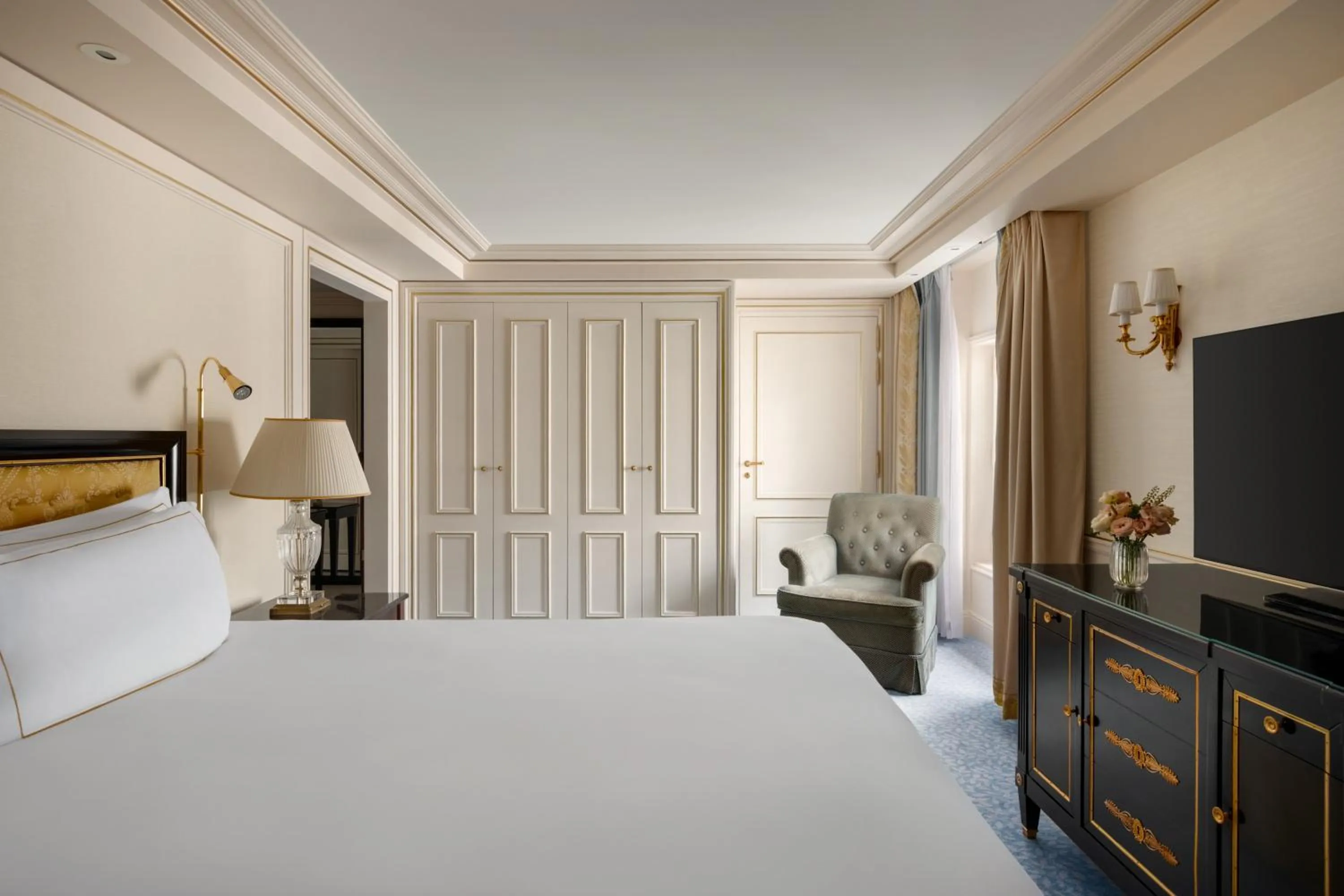 Bed in Shangri-La Paris
