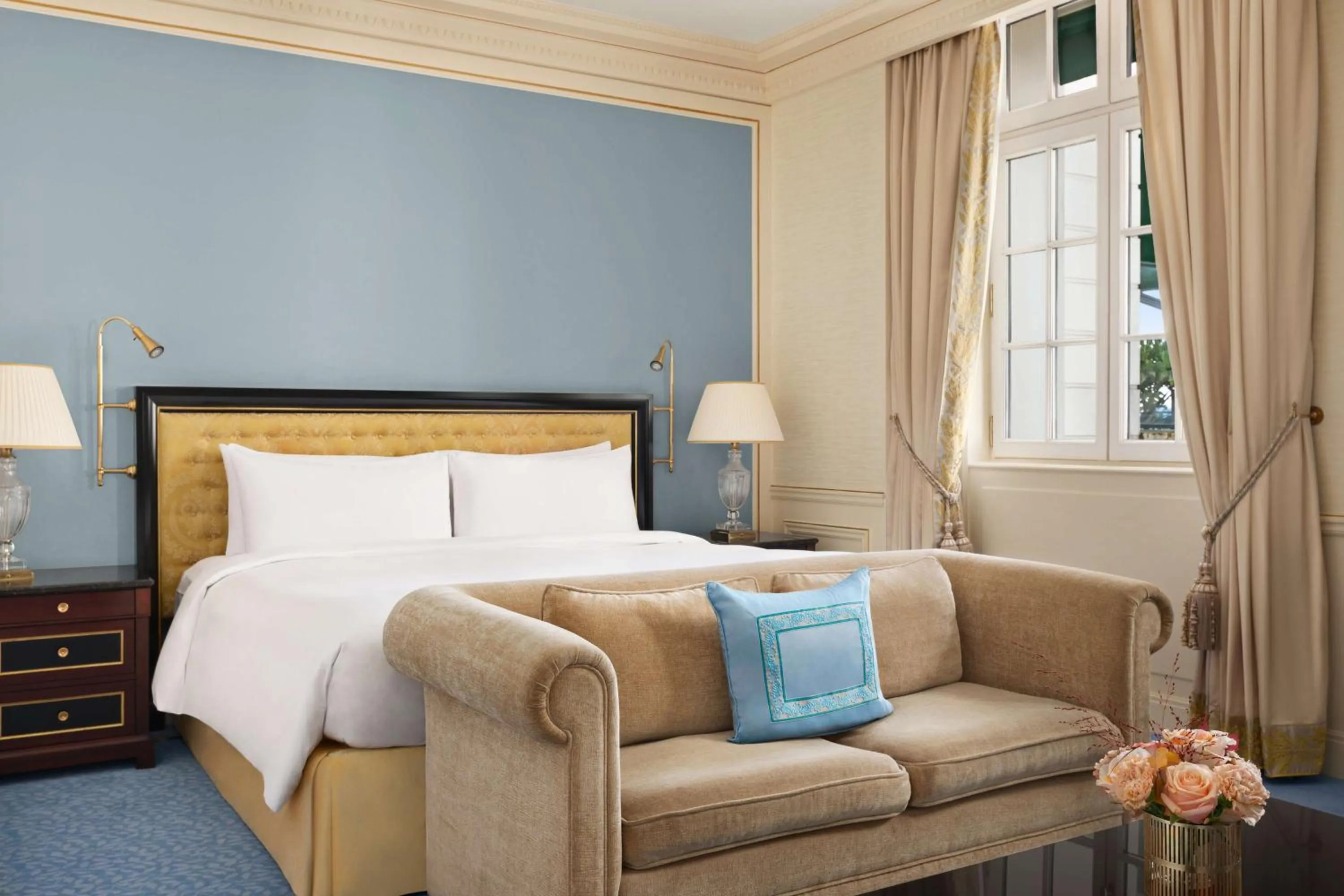 Photo of the whole room, Bed in Shangri-La Paris