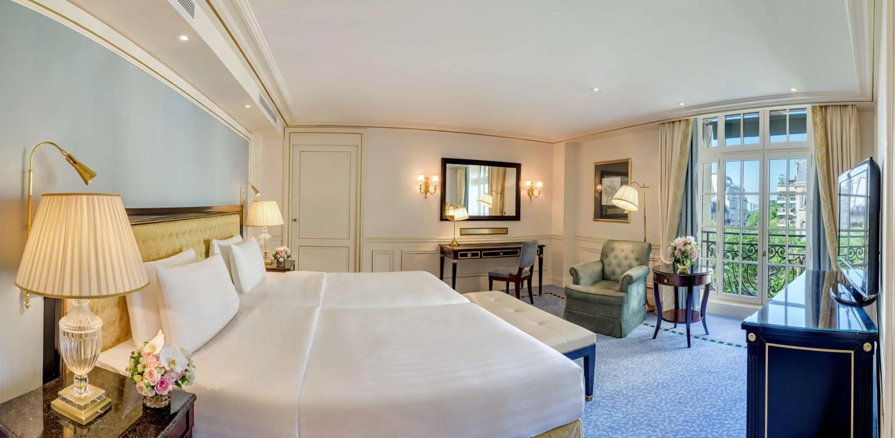 Photo of the whole room, Bed in Shangri-La Paris