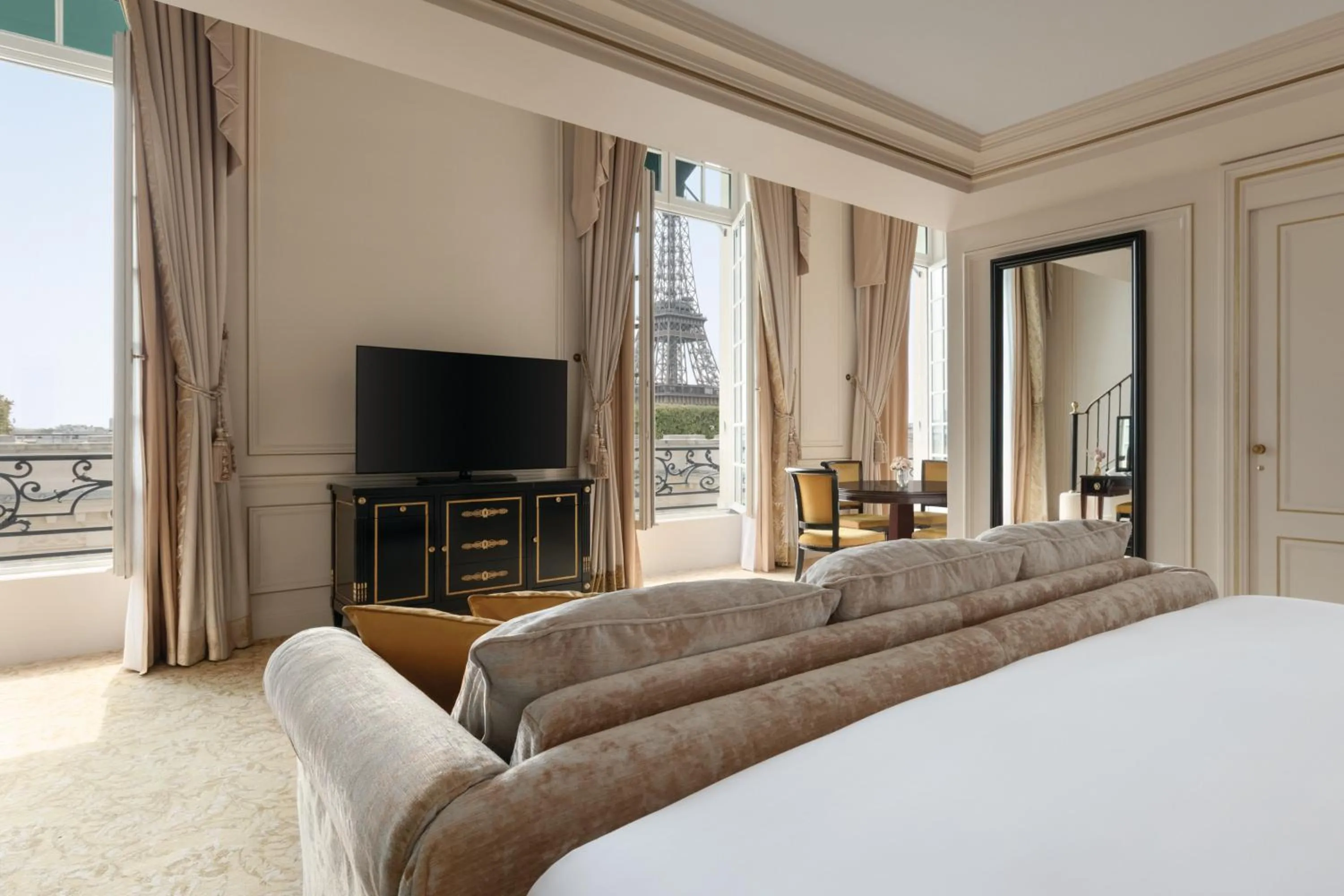 Living room, Bed in Shangri-La Paris