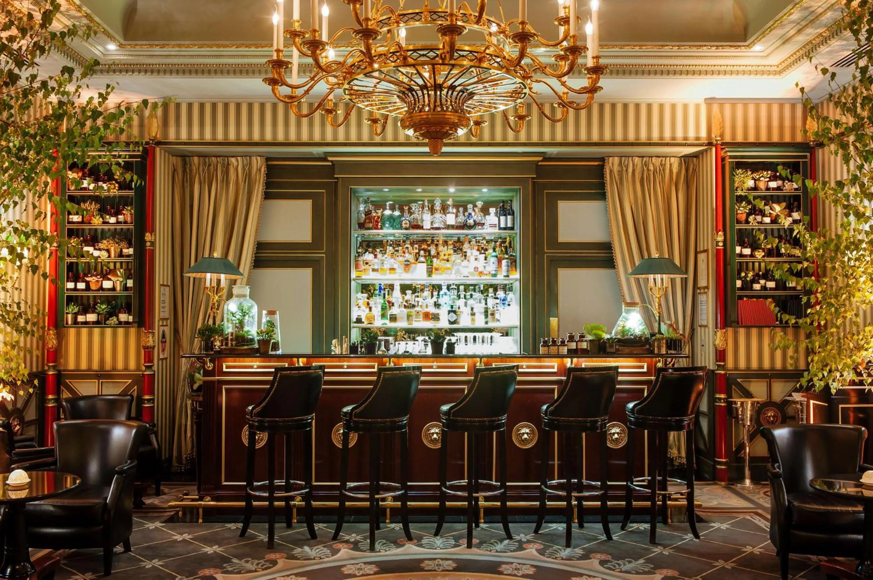 Lounge or bar in Shangri-La Paris