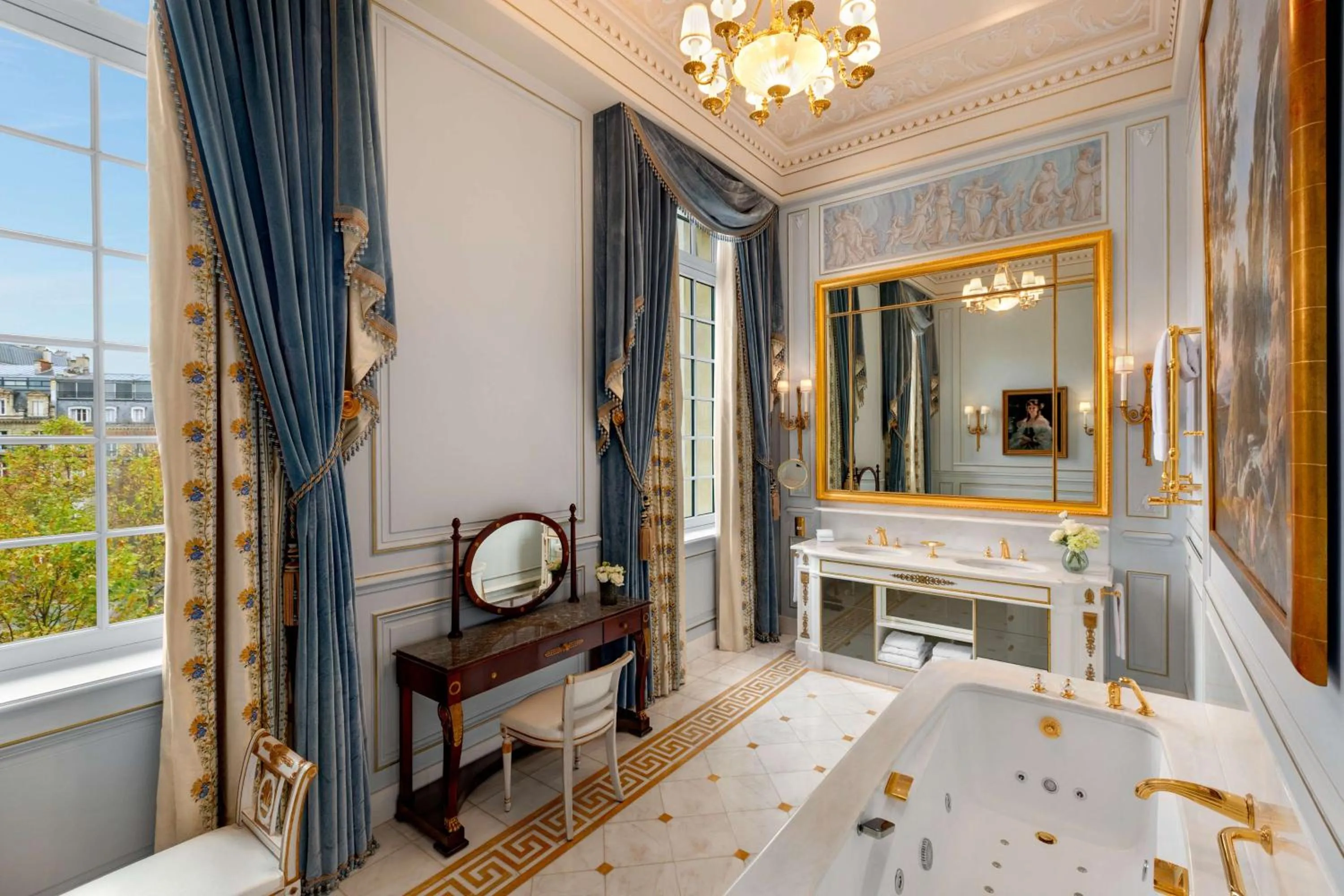 Bathroom, Bed in Shangri-La Paris