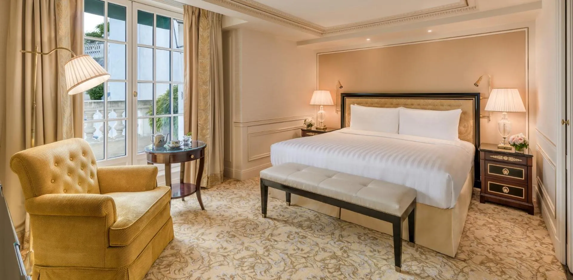 Bed in Shangri-La Paris