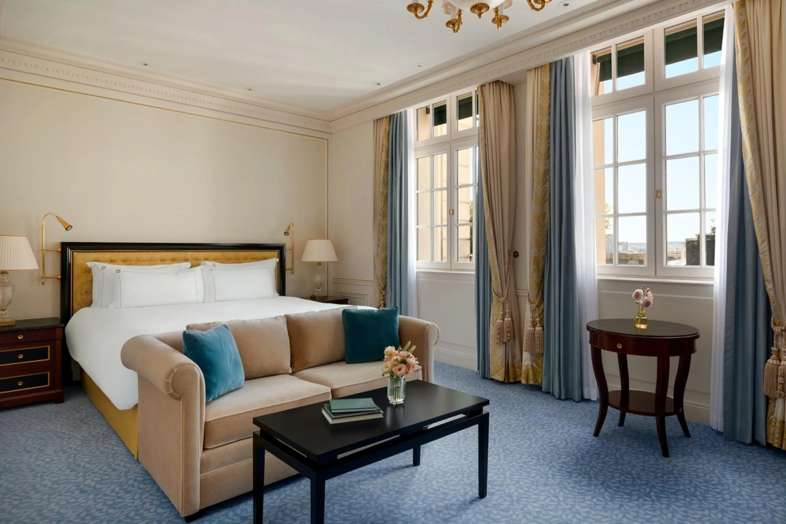 Photo of the whole room, Bed in Shangri-La Paris