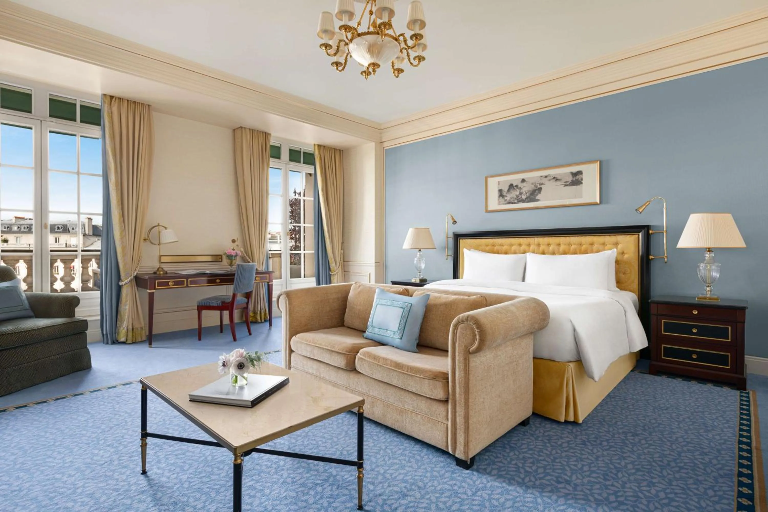 Photo of the whole room, Bed in Shangri-La Paris