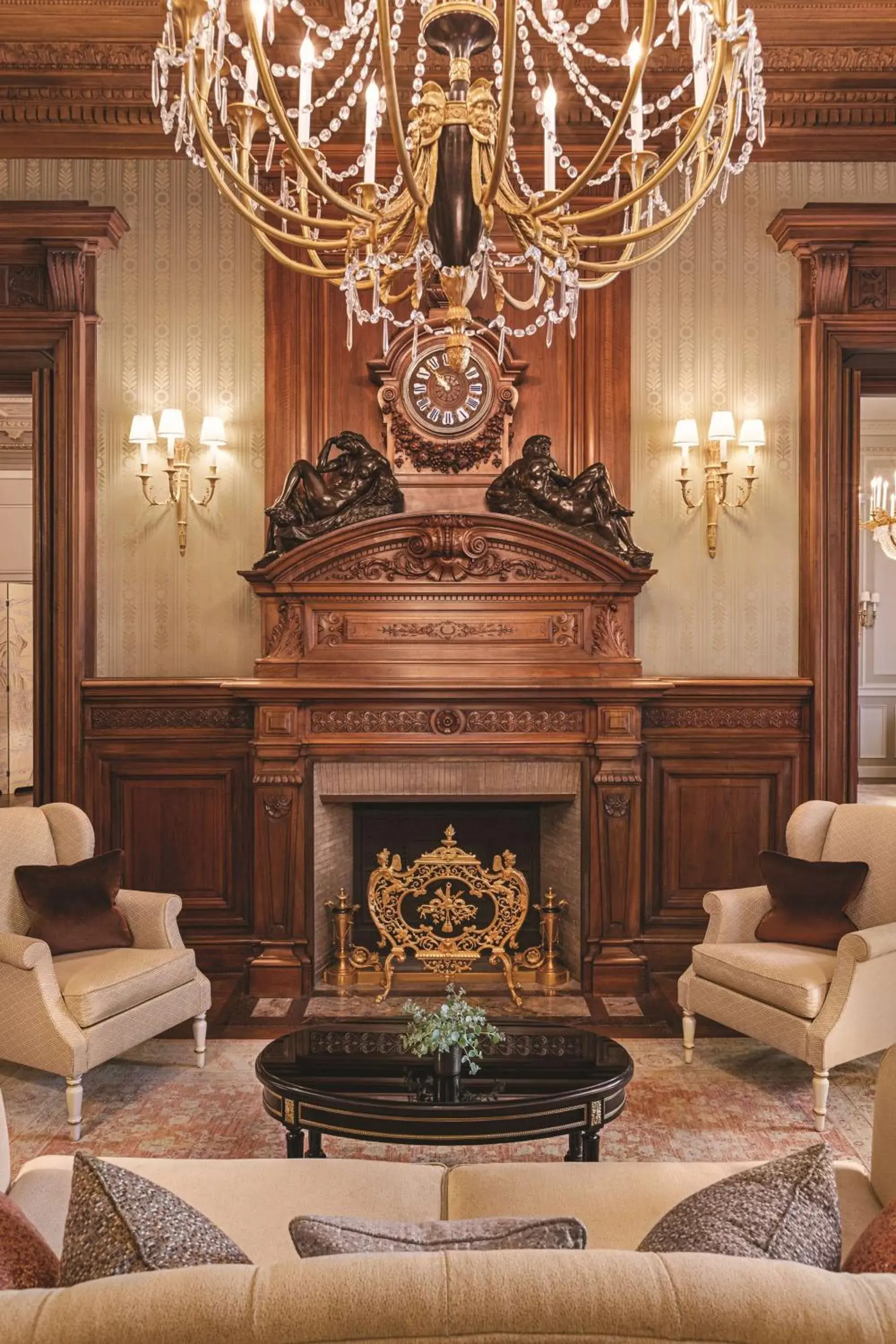 Lounge or bar in Shangri-La Paris Lounge or bar in Shangri-La Paris