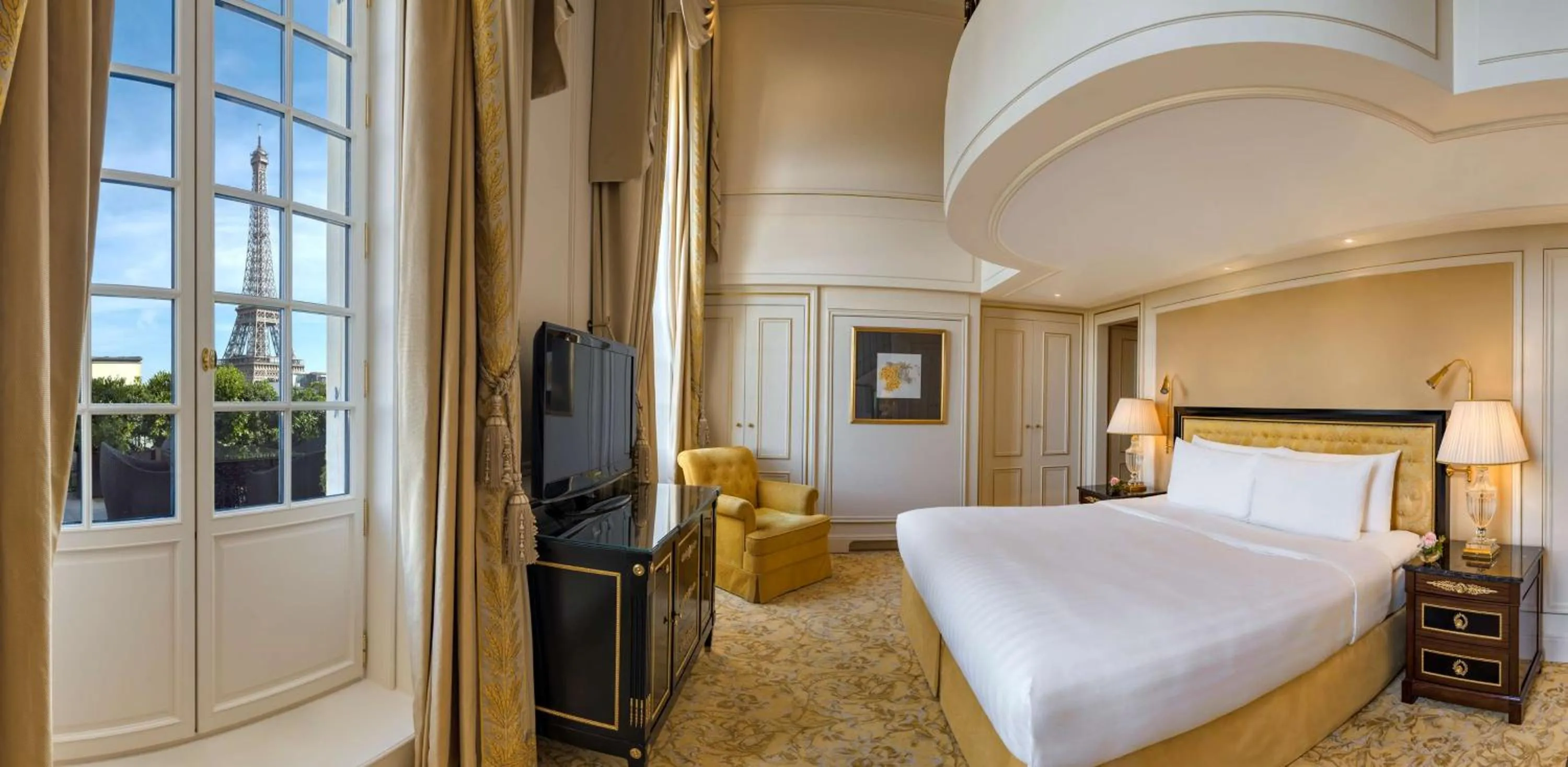 Photo of the whole room, Bed in Shangri-La Paris