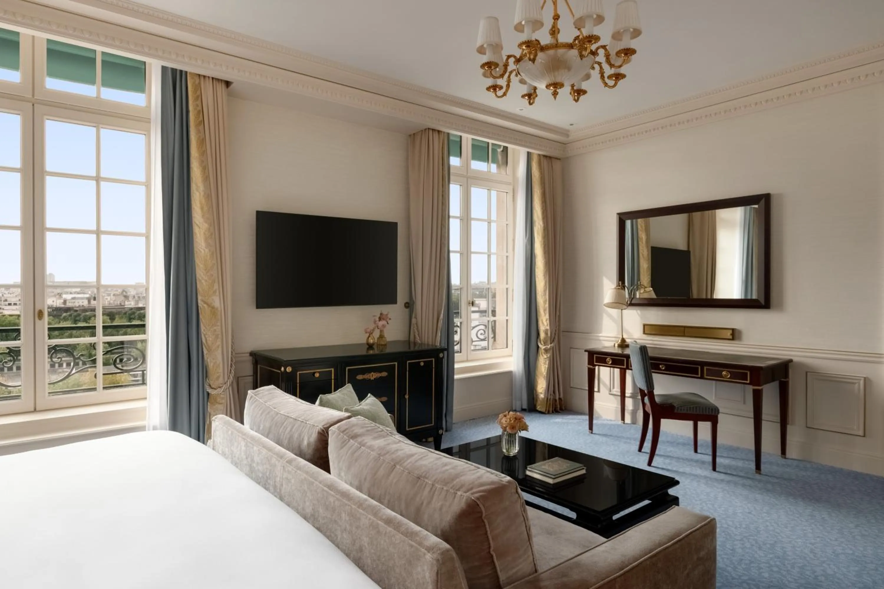 Seating area, Bed in Shangri-La Paris