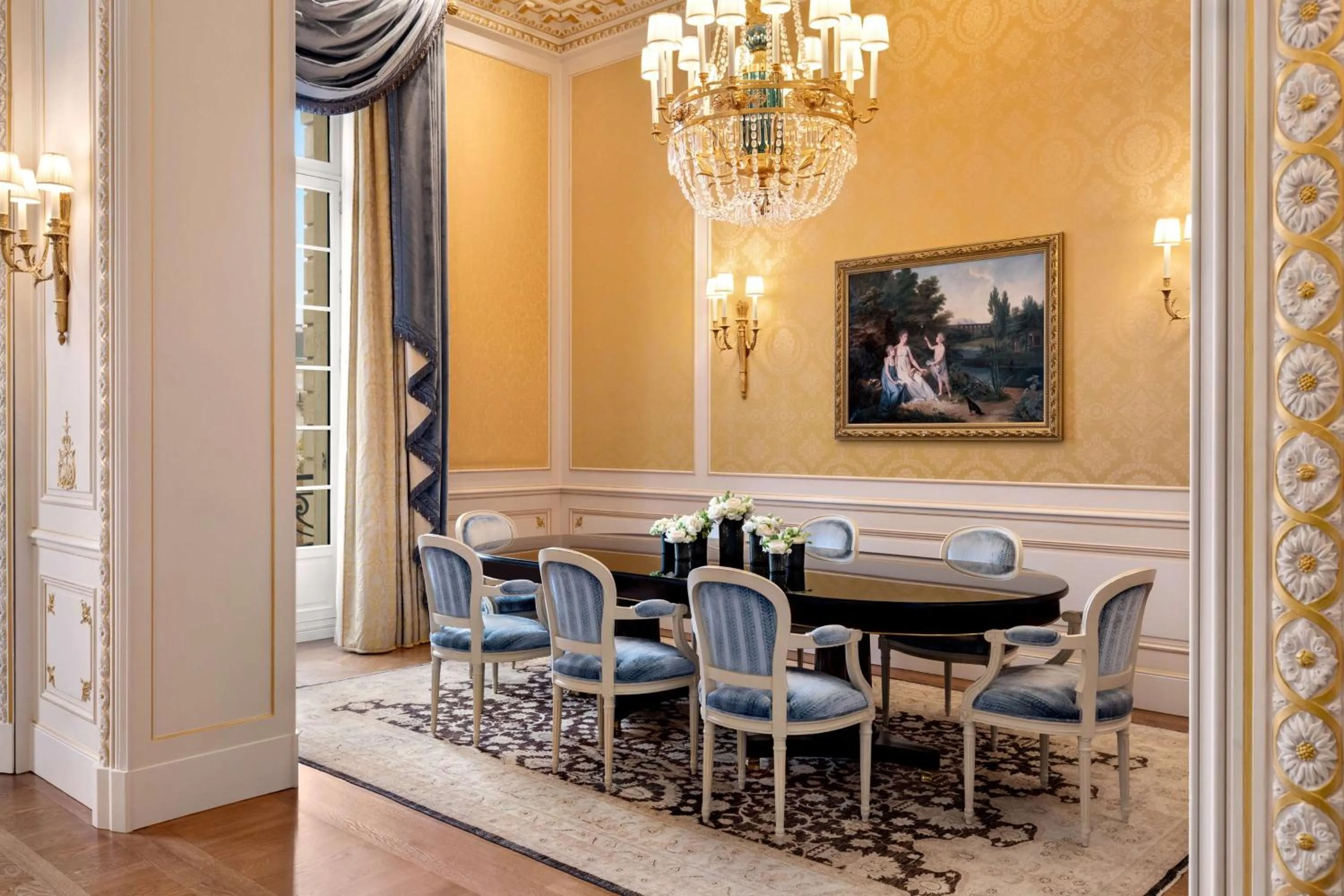 Living room in Shangri-La Paris