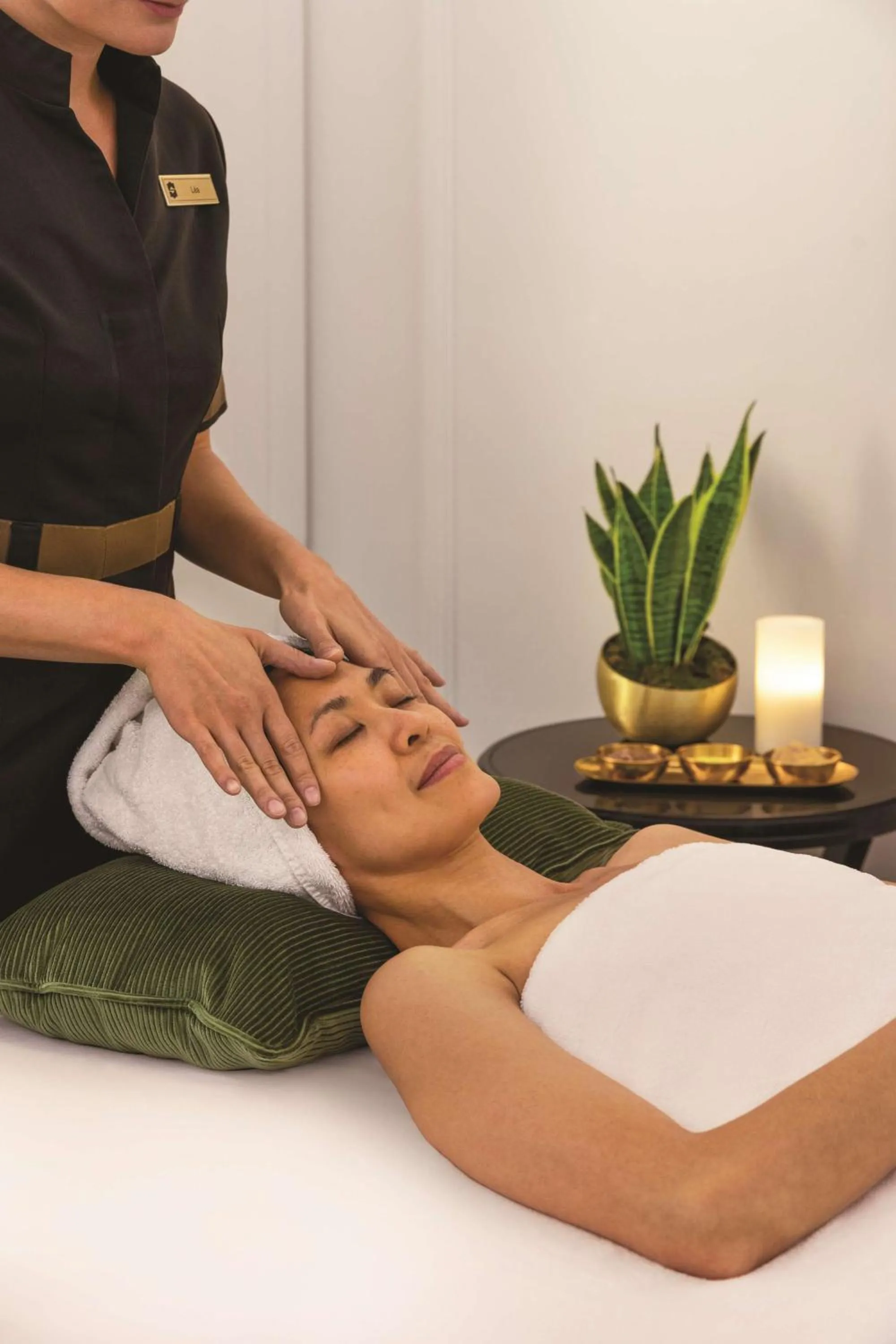 Bedroom in Shangri-La Paris