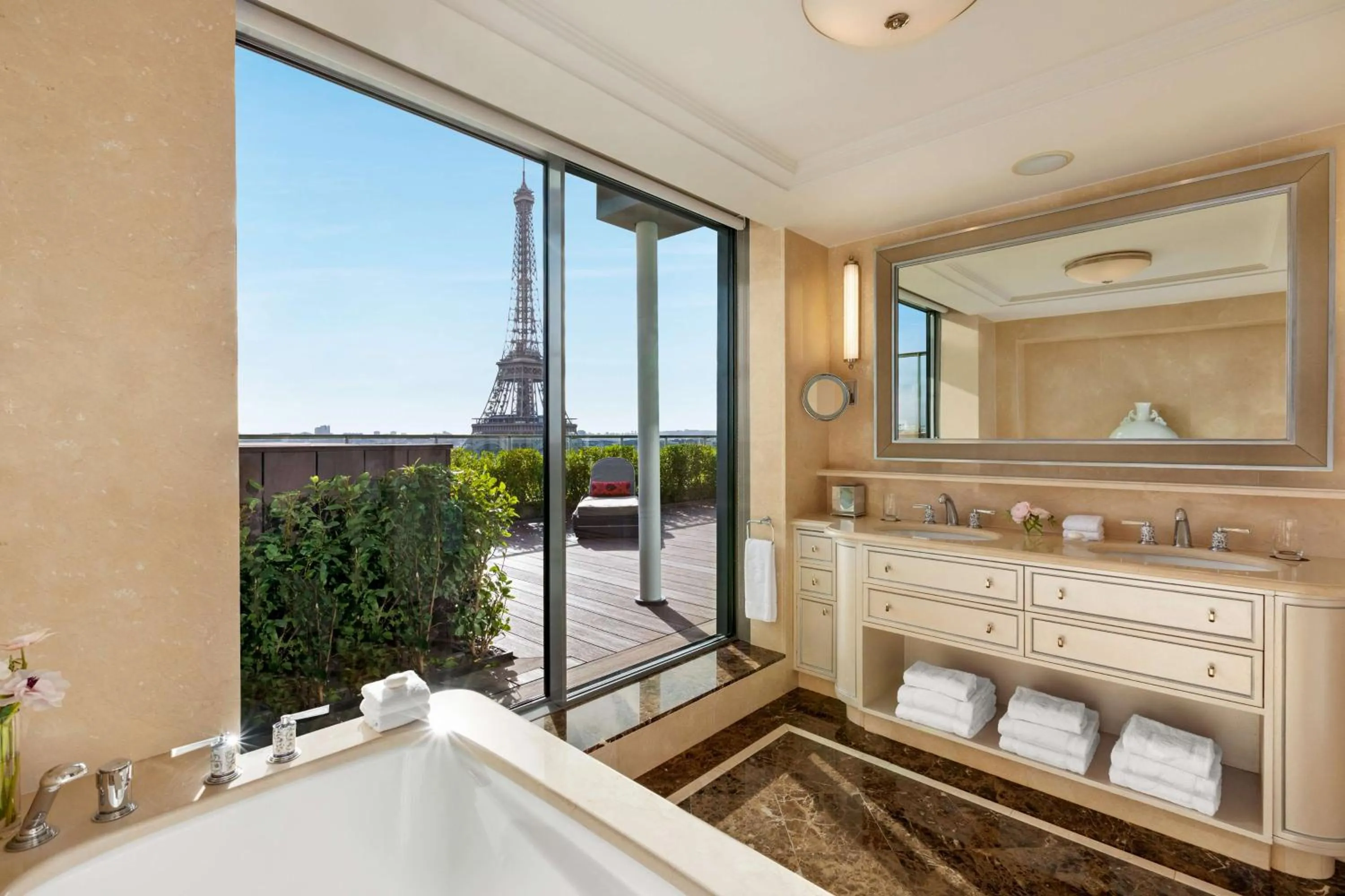 Bathroom in Shangri-La Paris