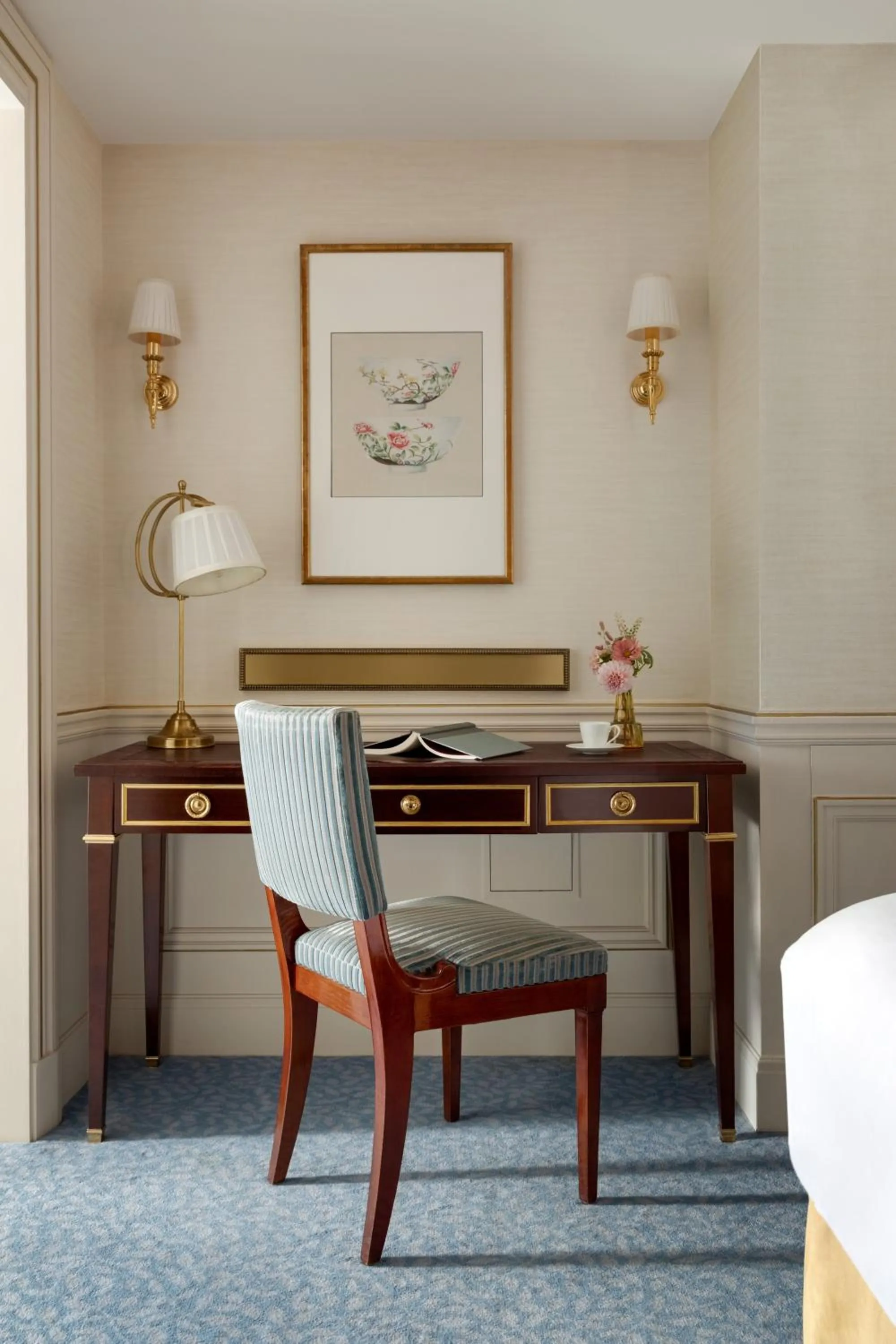 Seating area in Shangri-La Paris