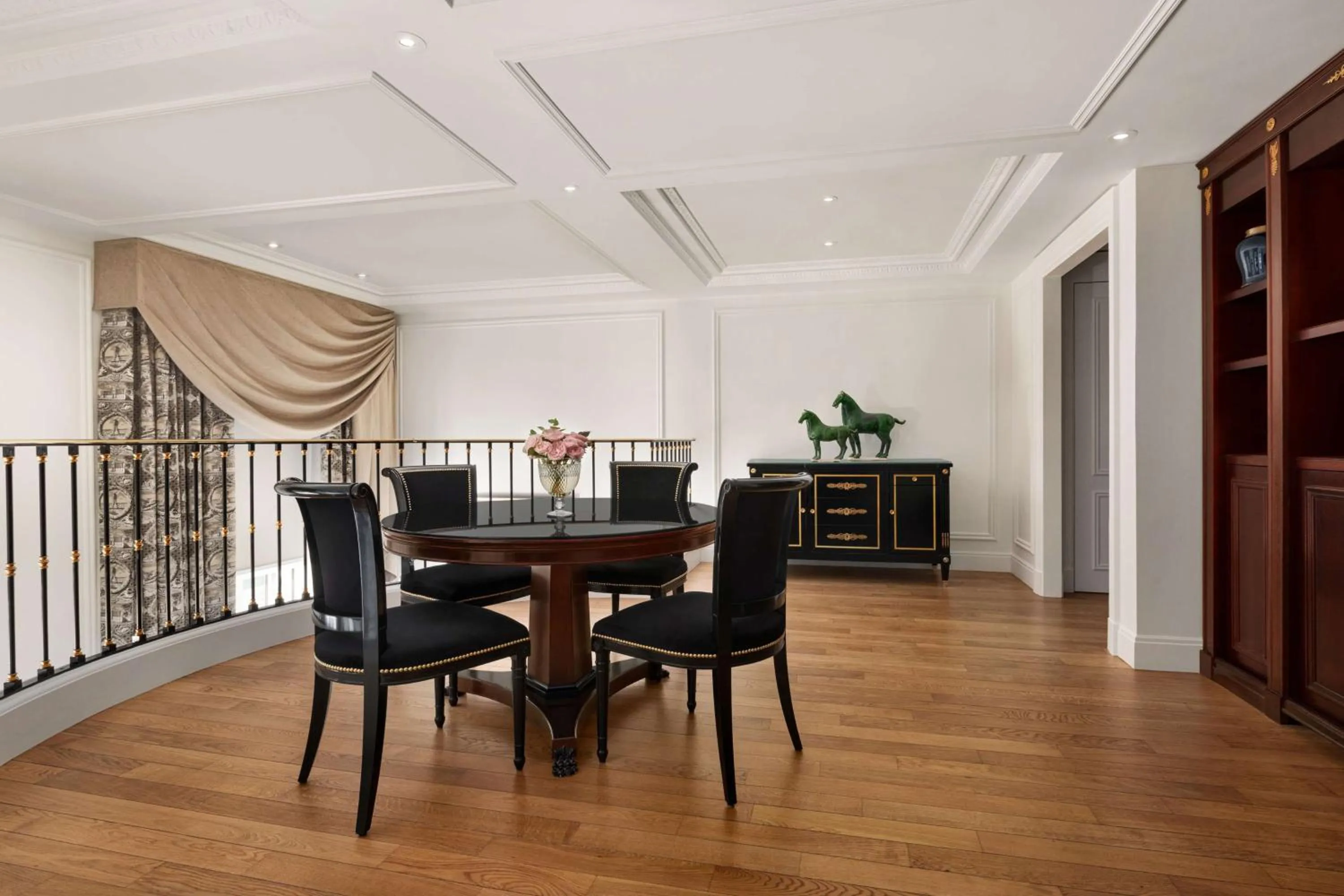 Photo of the whole room in Shangri-La Paris