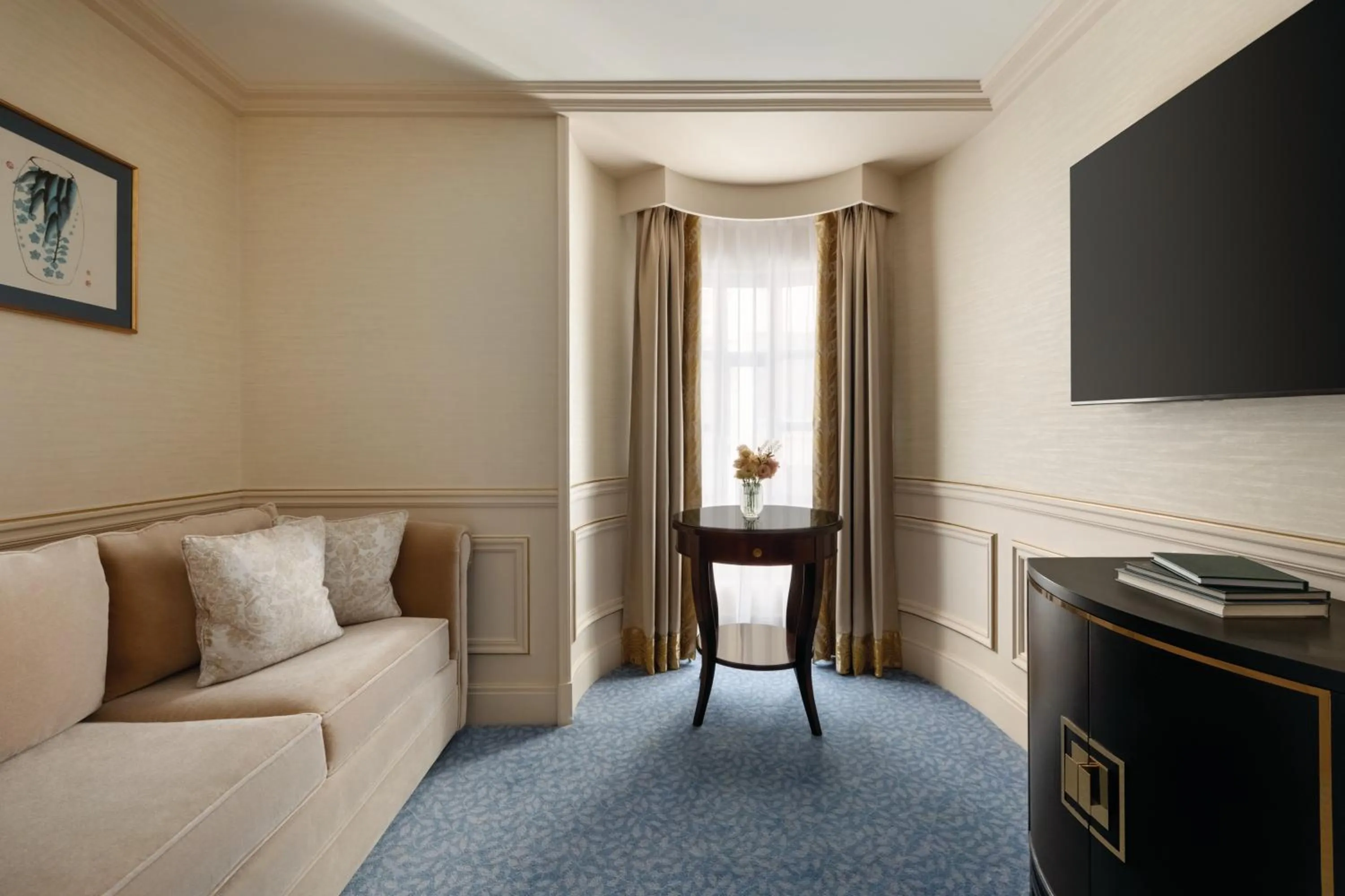 Living room in Shangri-La Paris