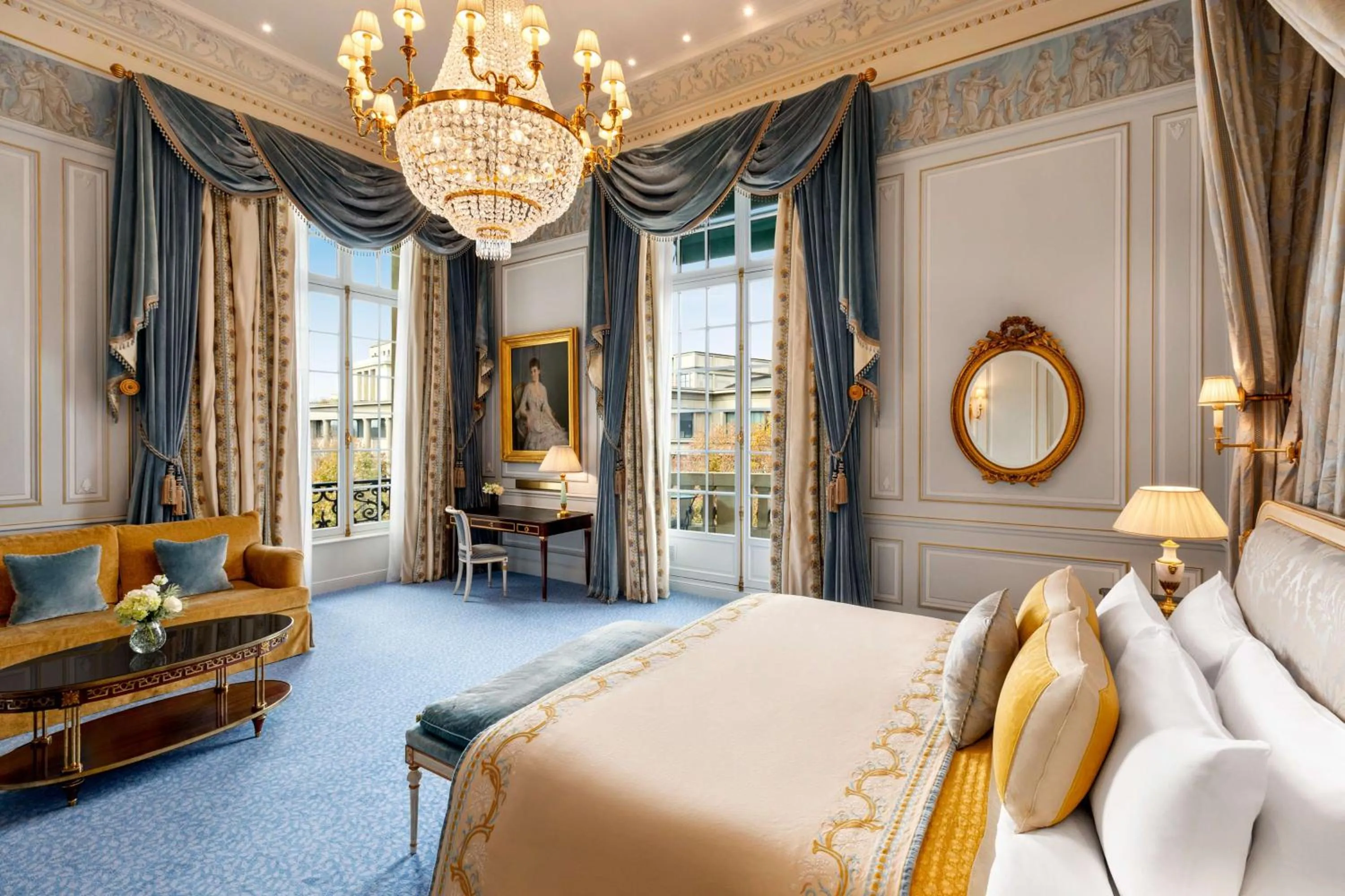 Photo of the whole room, Bed in Shangri-La Paris