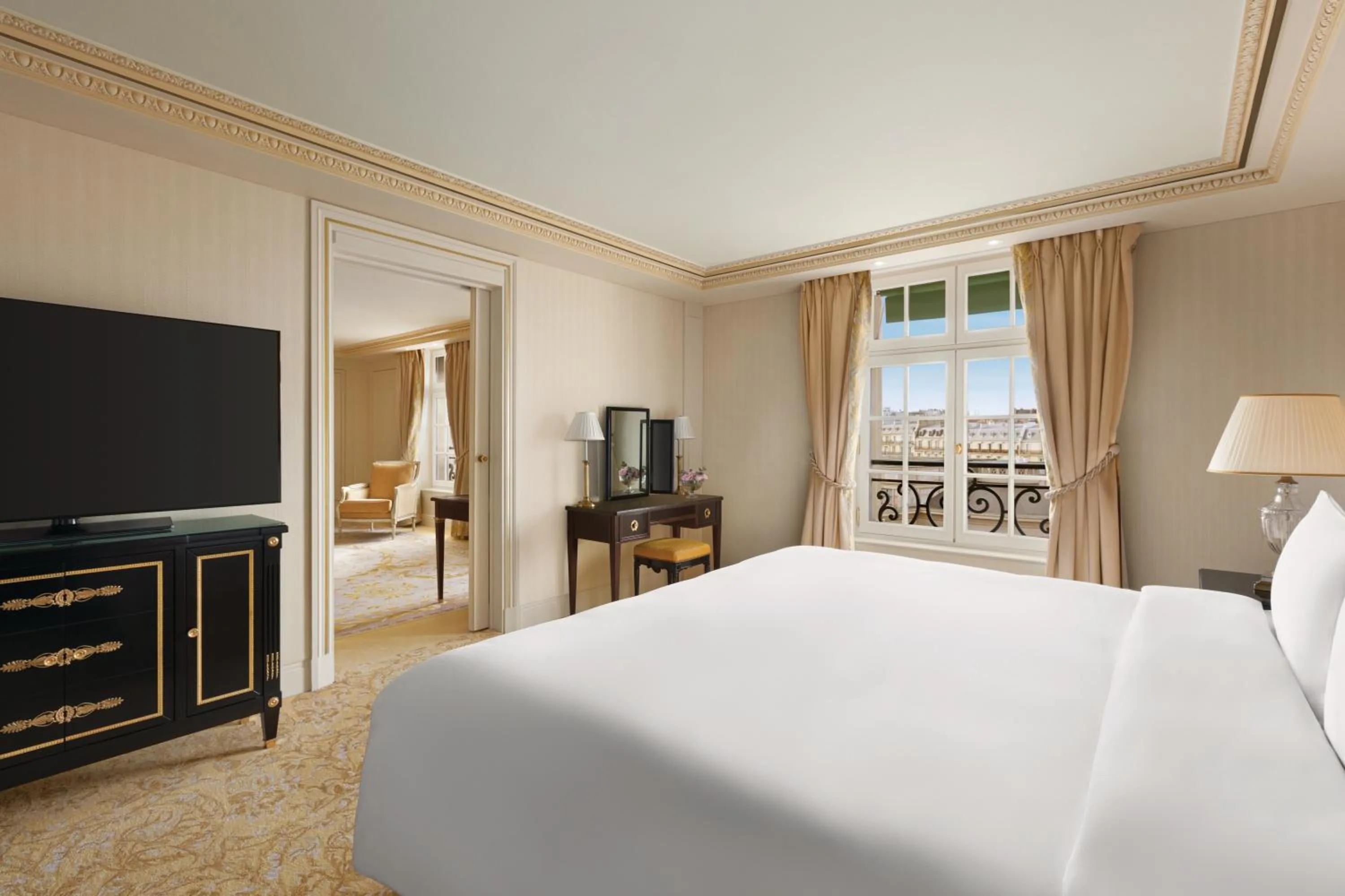 Bedroom, Bed in Shangri-La Paris