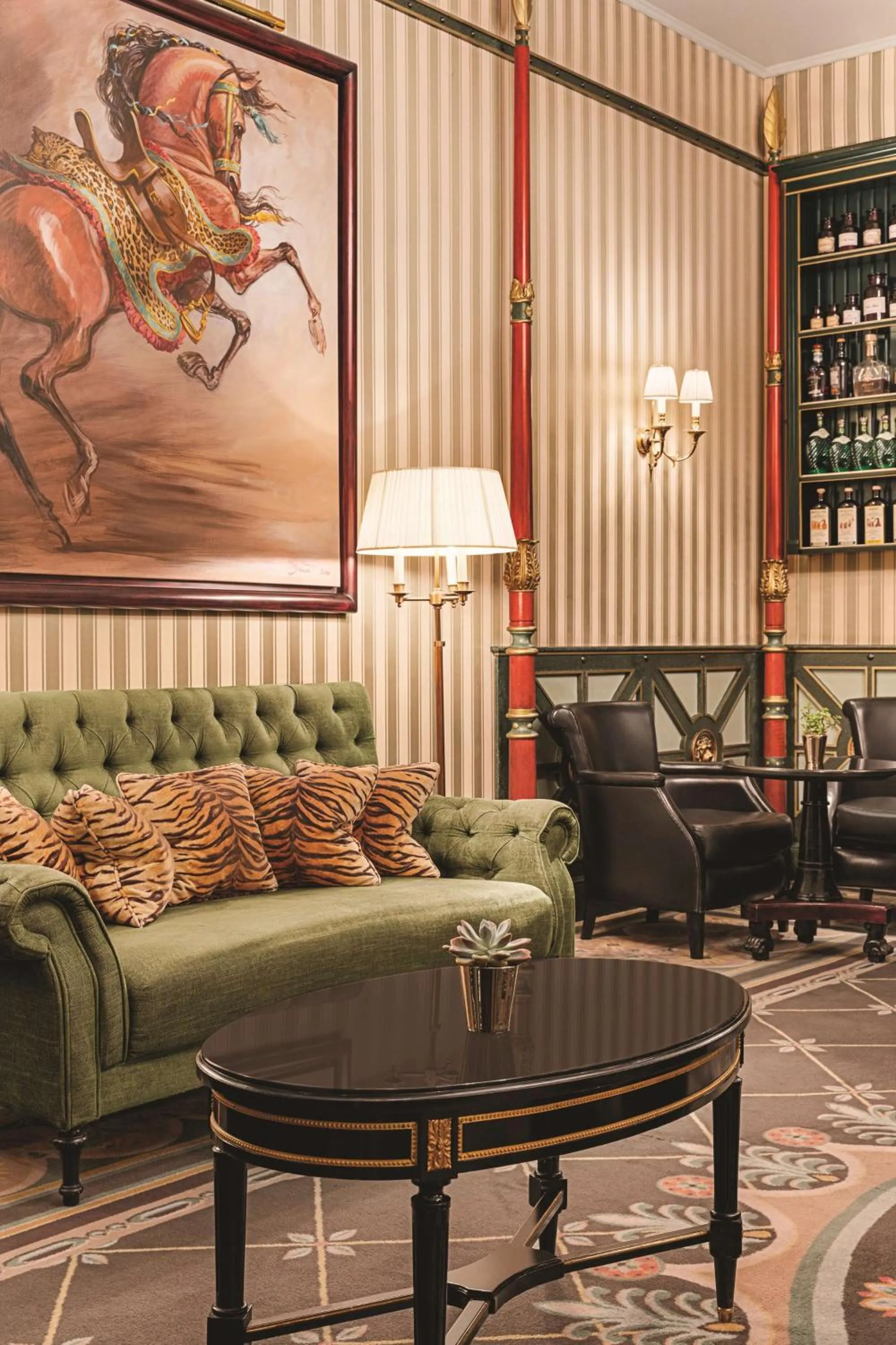 Lounge or bar in Shangri-La Paris