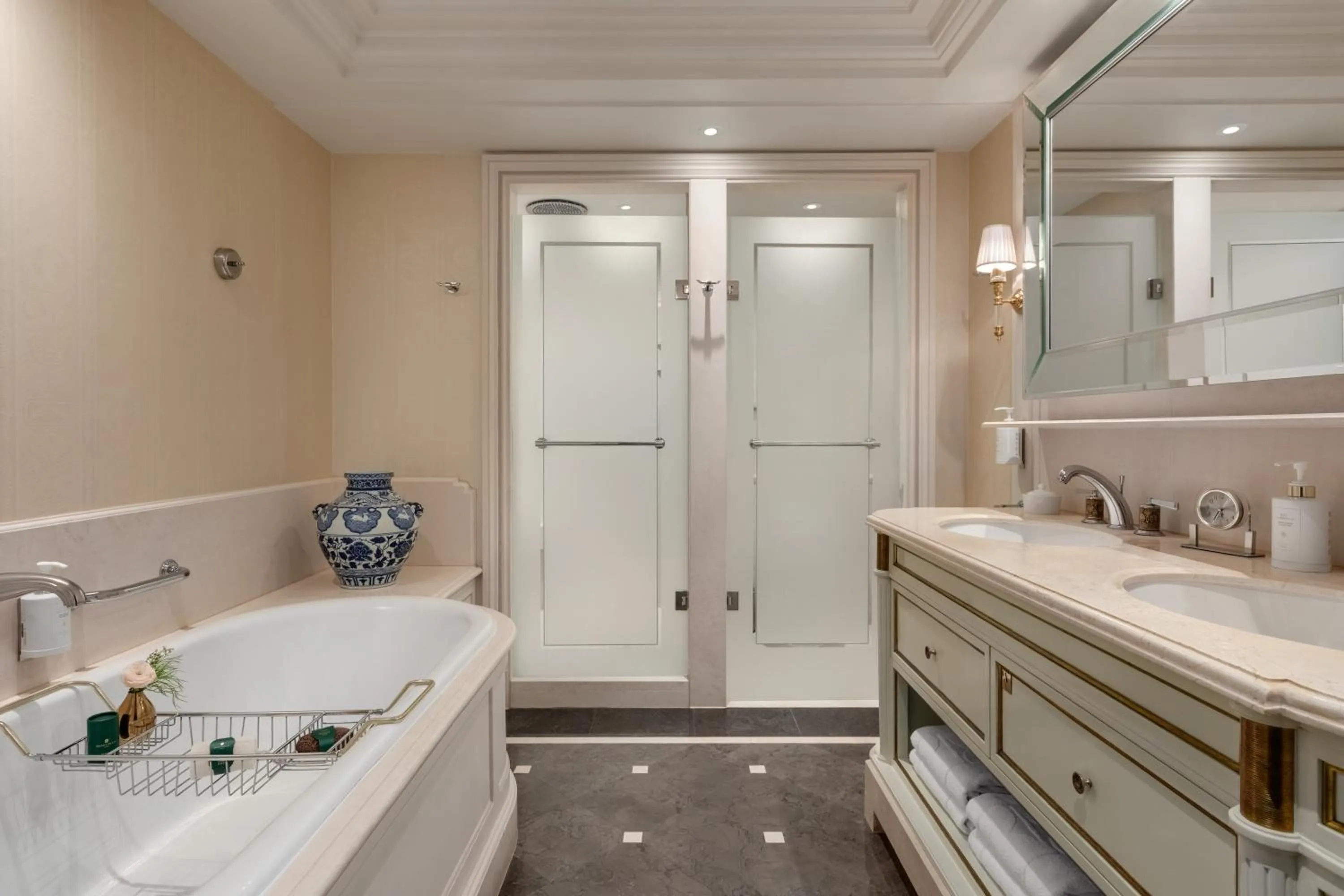 Shower in Shangri-La Paris