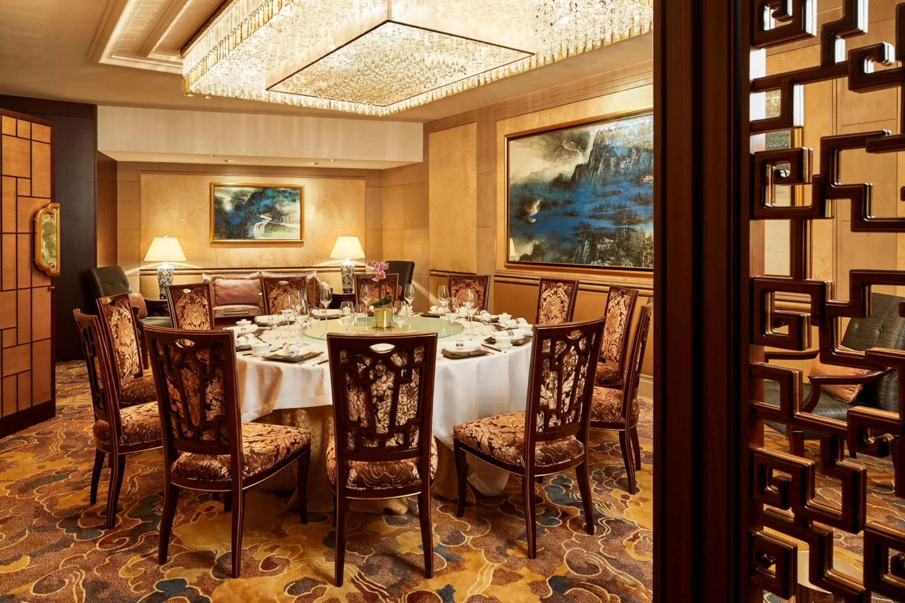 Restaurant/places to eat in Shangri-La Paris