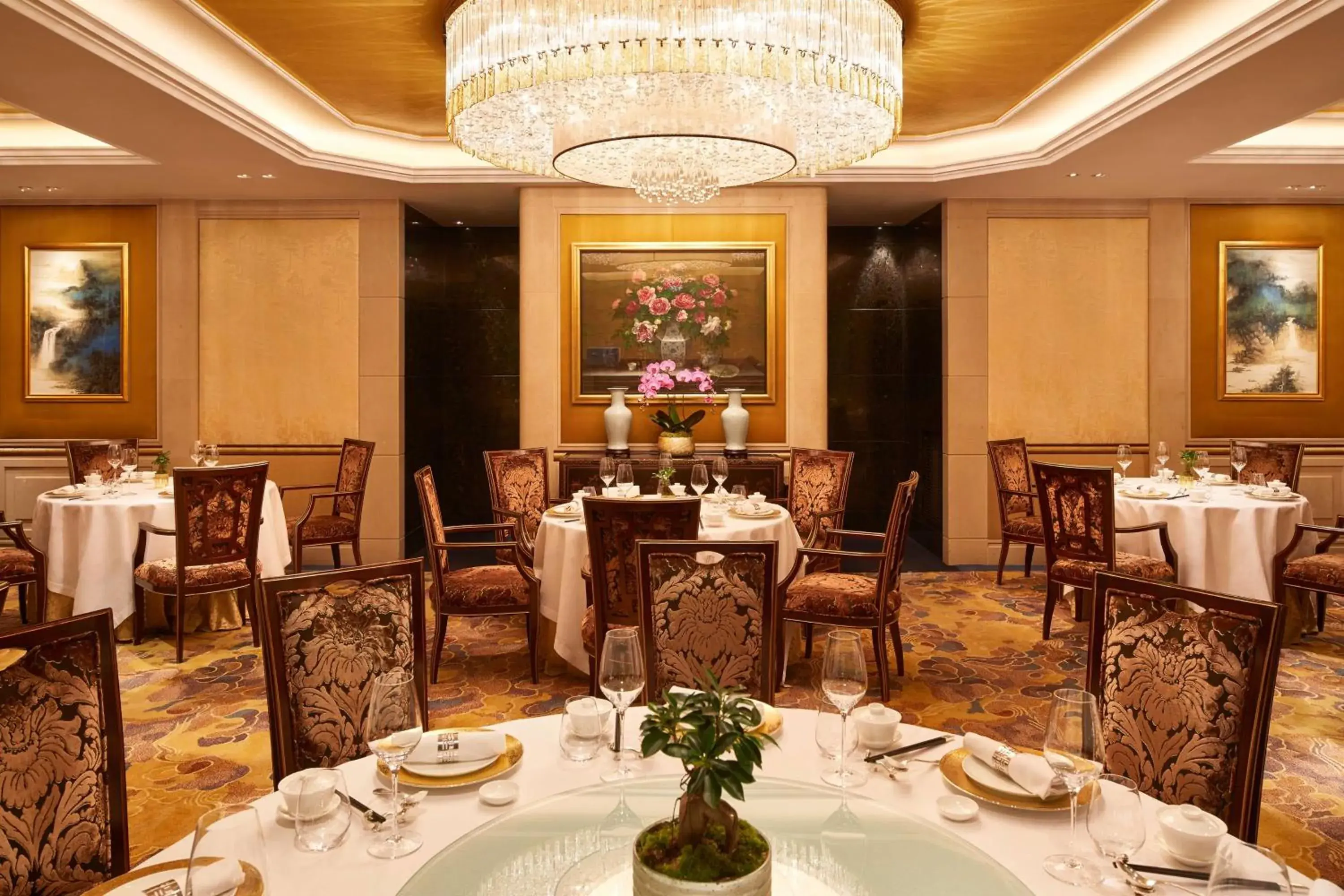 Restaurant/places to eat in Shangri-La Paris Restaurant/places to eat in Shangri-La Paris