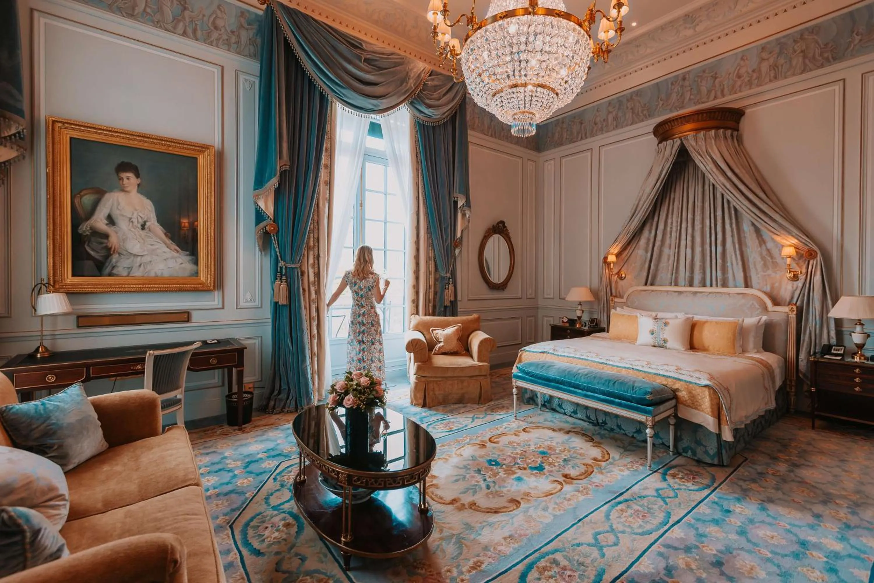 Photo of the whole room, Bed in Shangri-La Paris
