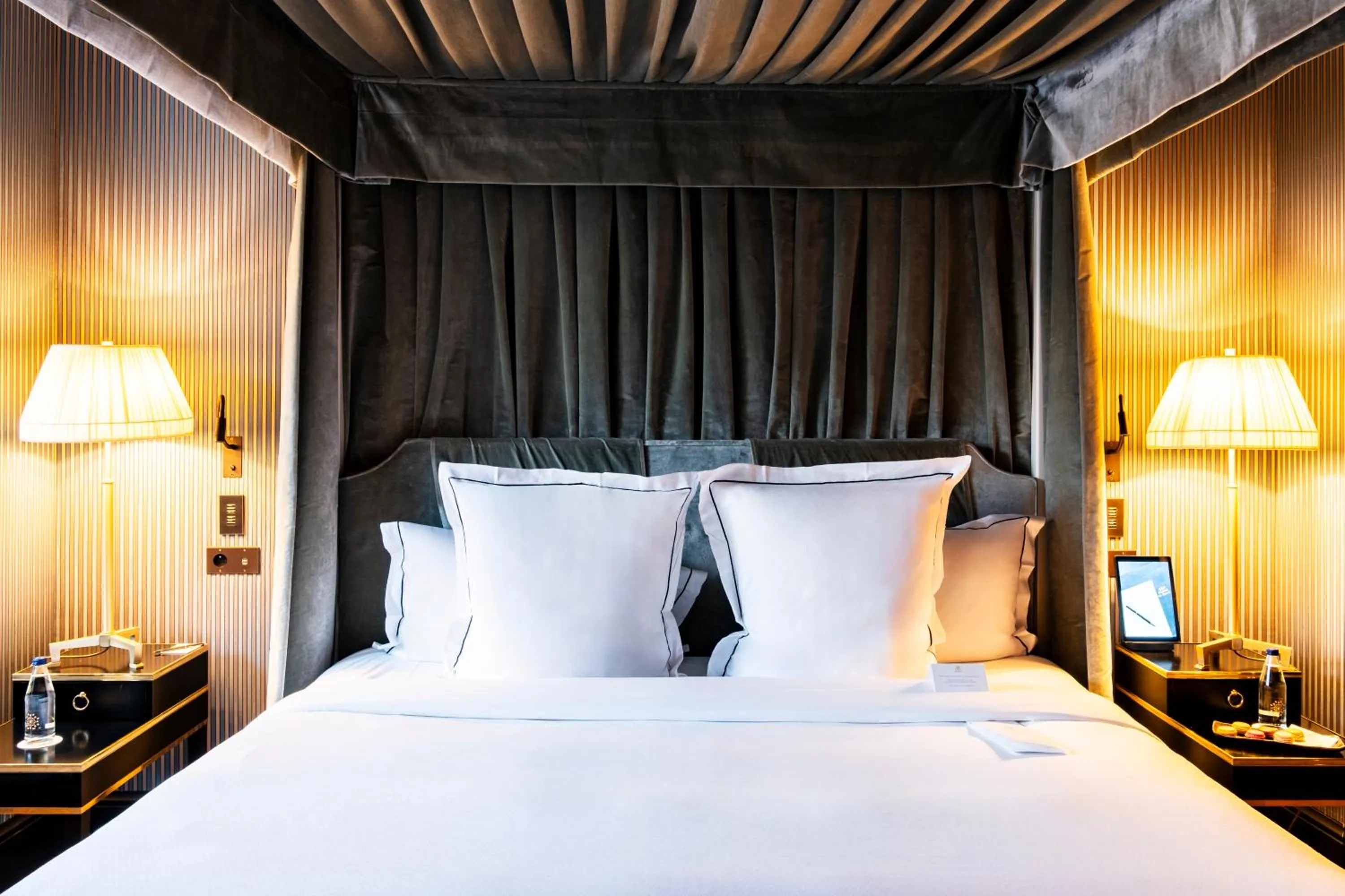 Bed in Hôtel de Berri Champs-Élysées, a Luxury Collection Hotel