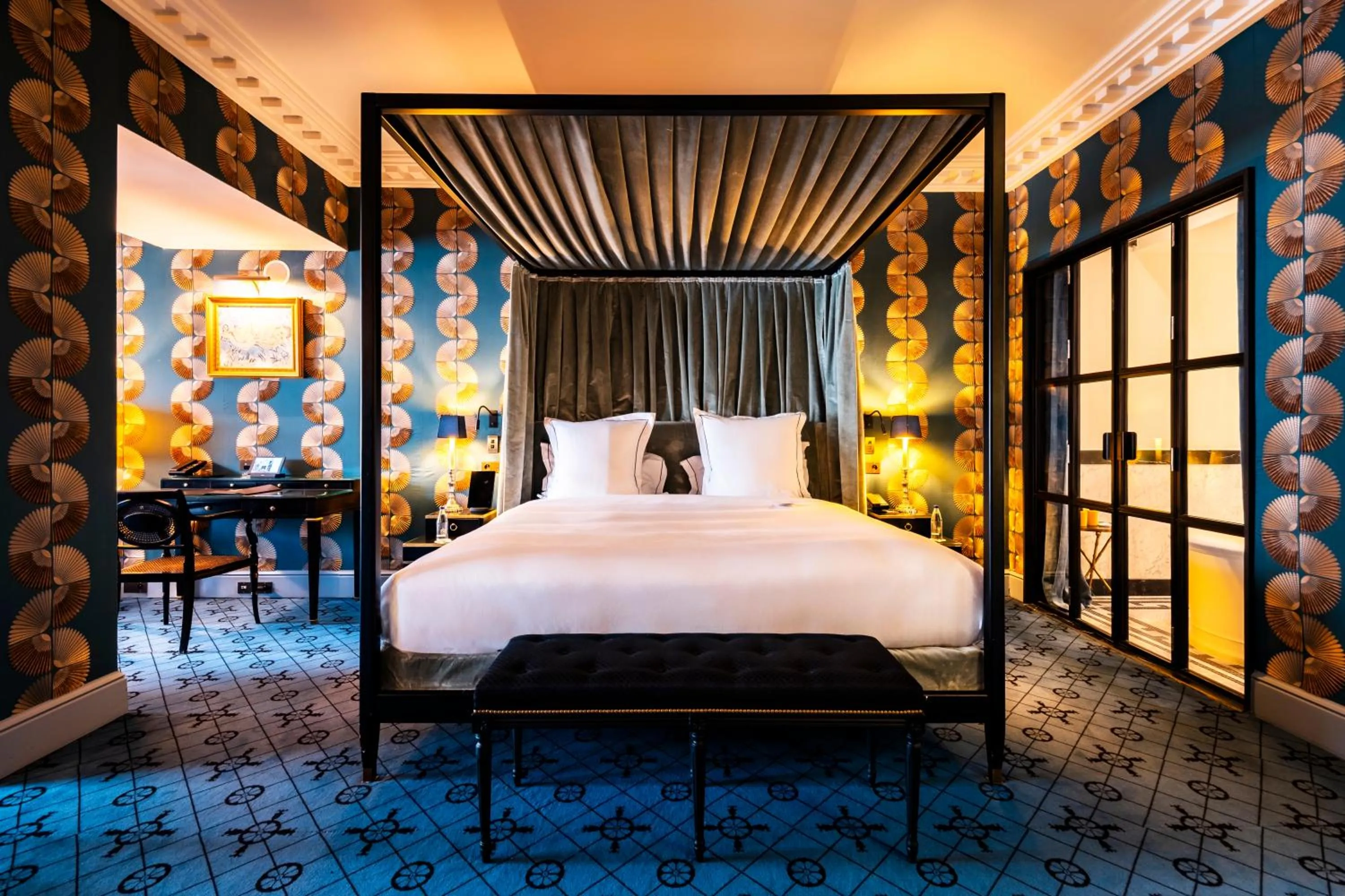 Bed in Hôtel de Berri Champs-Élysées, a Luxury Collection Hotel