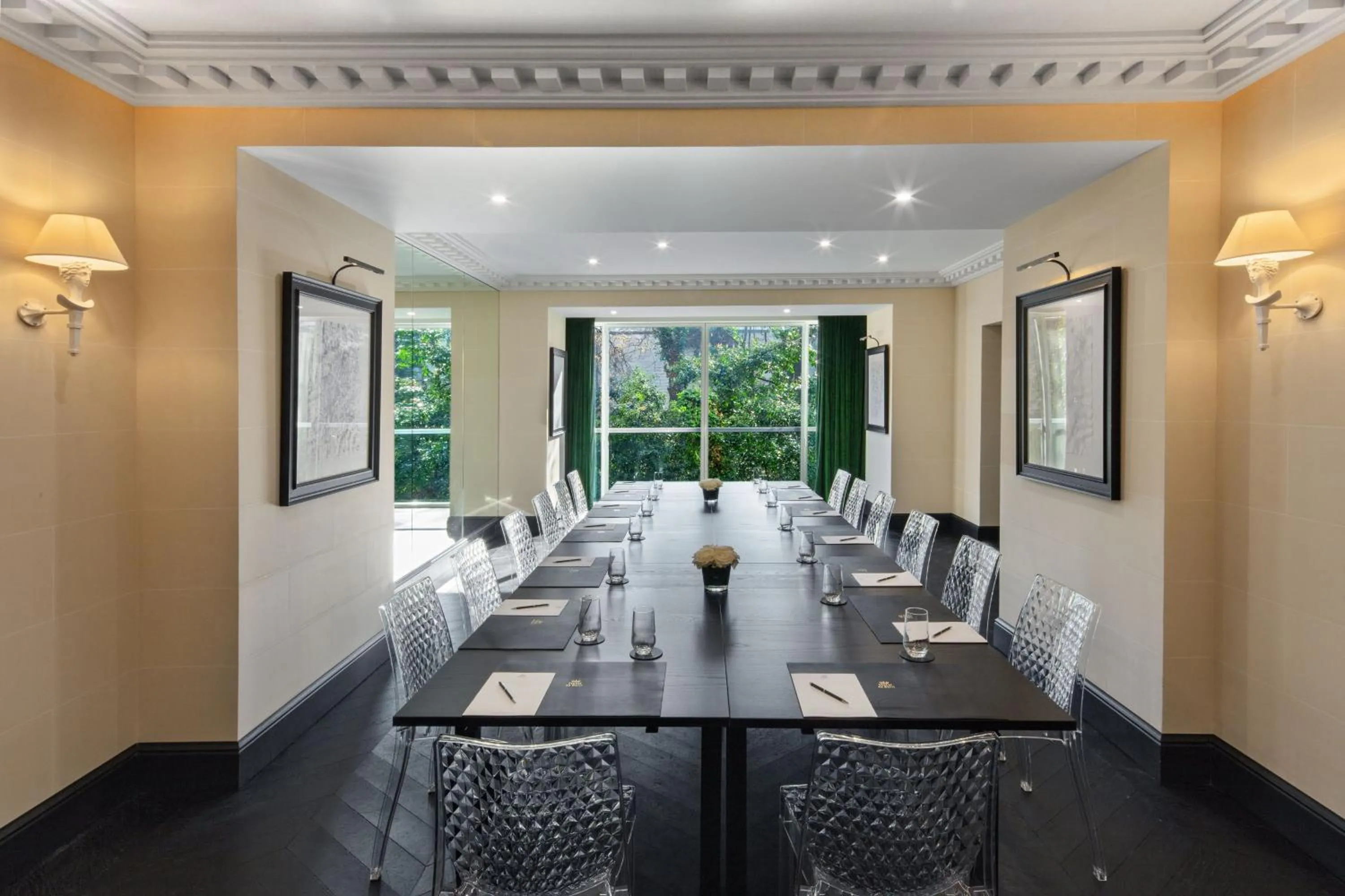 Meeting/conference room in Hôtel de Berri Champs-Élysées, a Luxury Collection Hotel