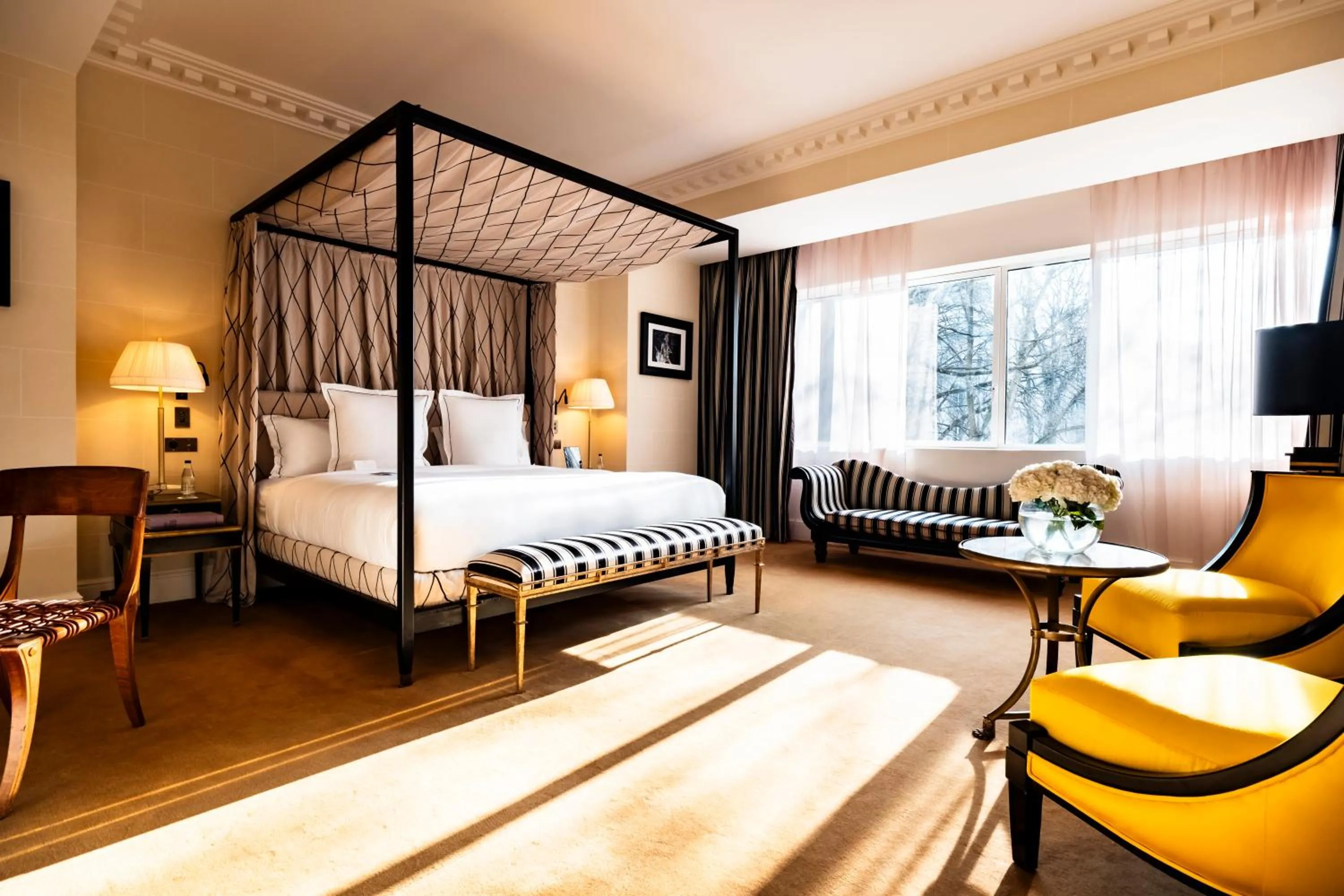 Bed in Hôtel de Berri Champs-Élysées, a Luxury Collection Hotel