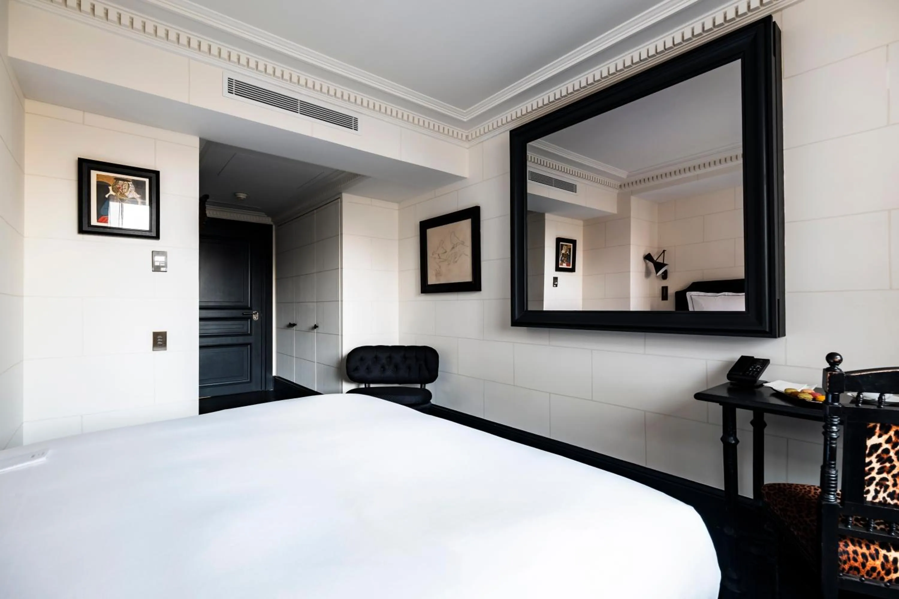 Bed in Hôtel de Berri Champs-Élysées, a Luxury Collection Hotel