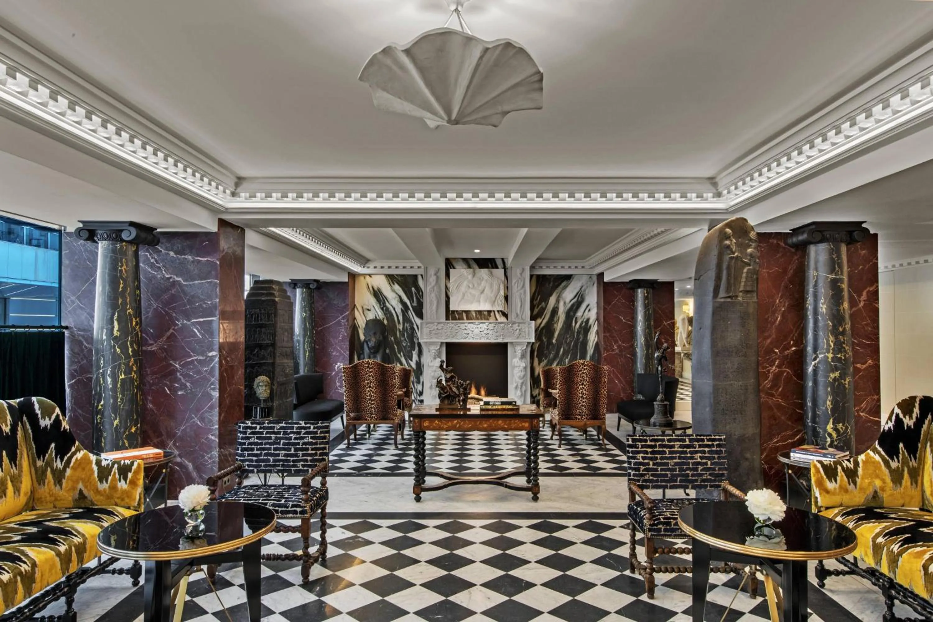 Lobby or reception in Hôtel de Berri Champs-Élysées, a Luxury Collection Hotel