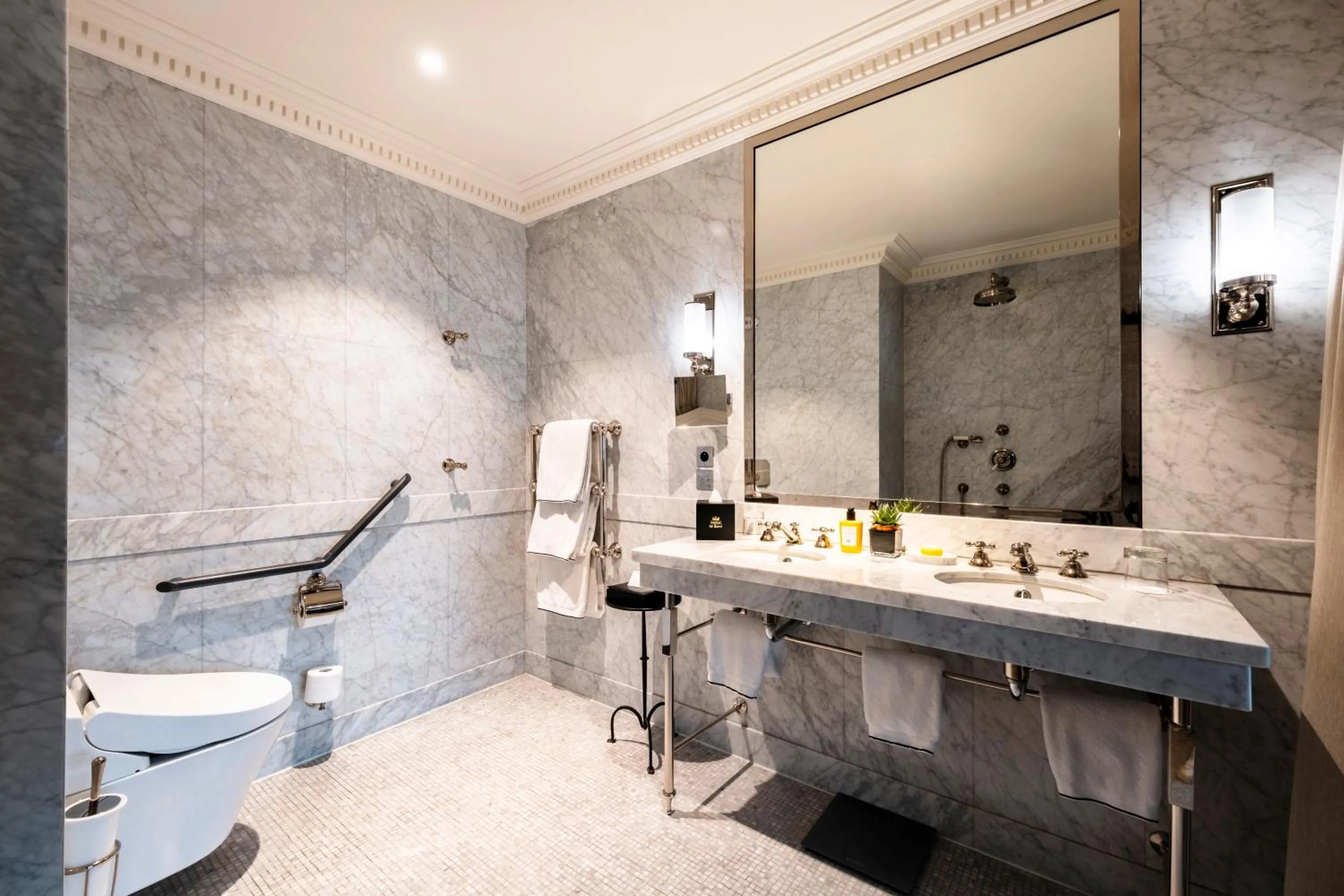Bathroom in Hôtel de Berri Champs-Élysées, a Luxury Collection Hotel